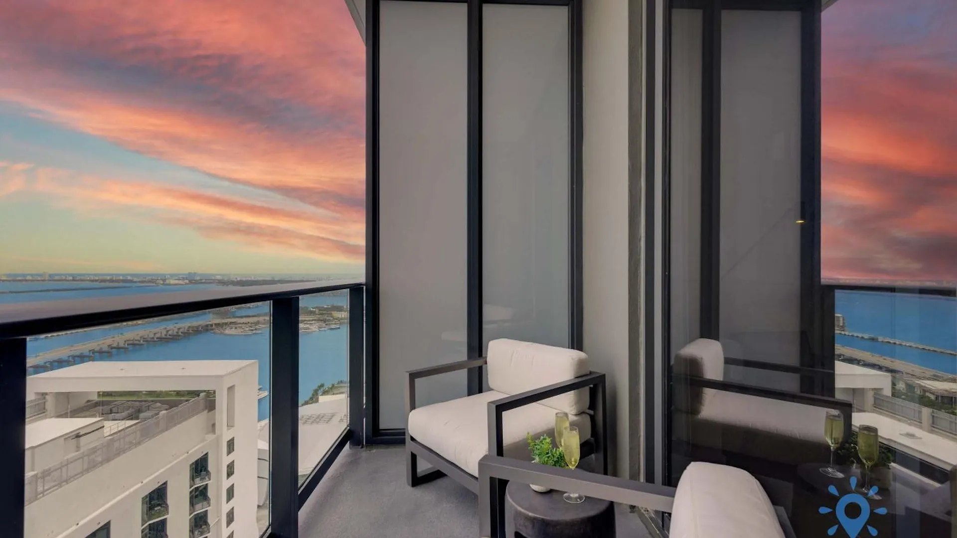 Chic Downtown - Views Gym & Pool Apartment