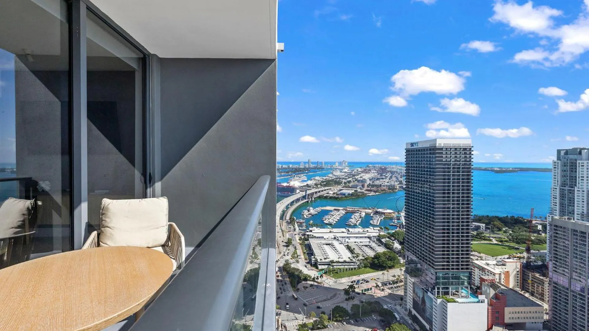 On 47th Floor! With Amenities Апартаменты Майами