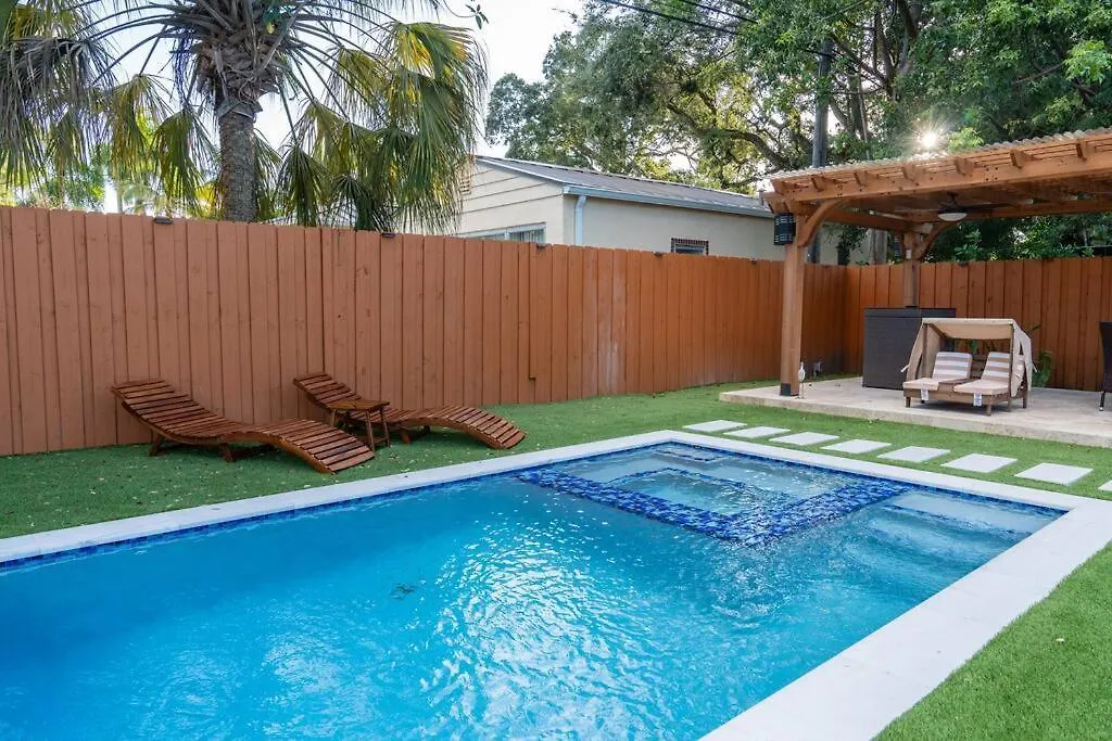 Luxury Retreat 3b ,2ba Pool , Coral Gables Center * מיאמי