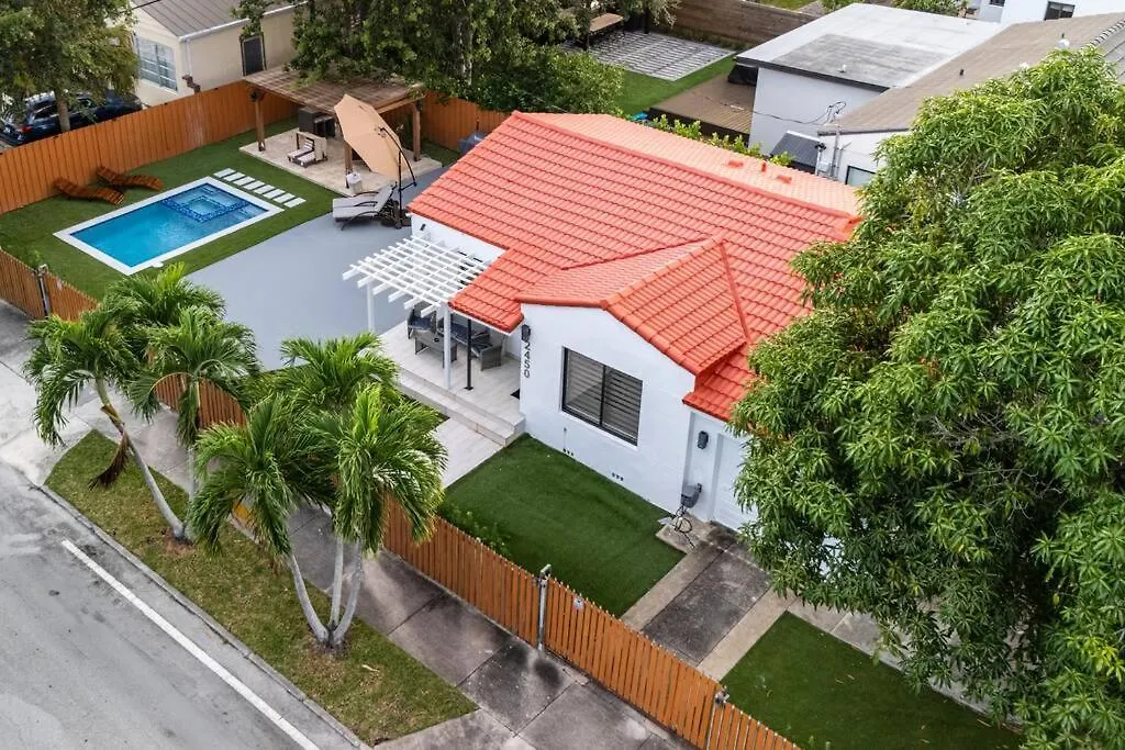 Luxury Retreat 3b ,2ba Pool , Coral Gables Center בית נופש *