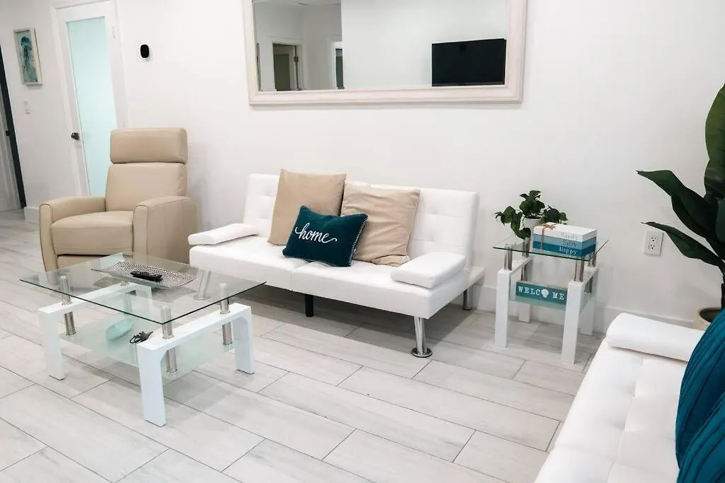 Luxury Retreat 3b ,2ba Pool , Coral Gables Center בית נופש *