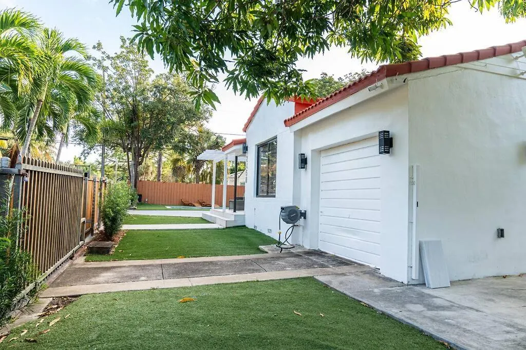 בית נופש Luxury Retreat 3b ,2ba Pool , Coral Gables Center *