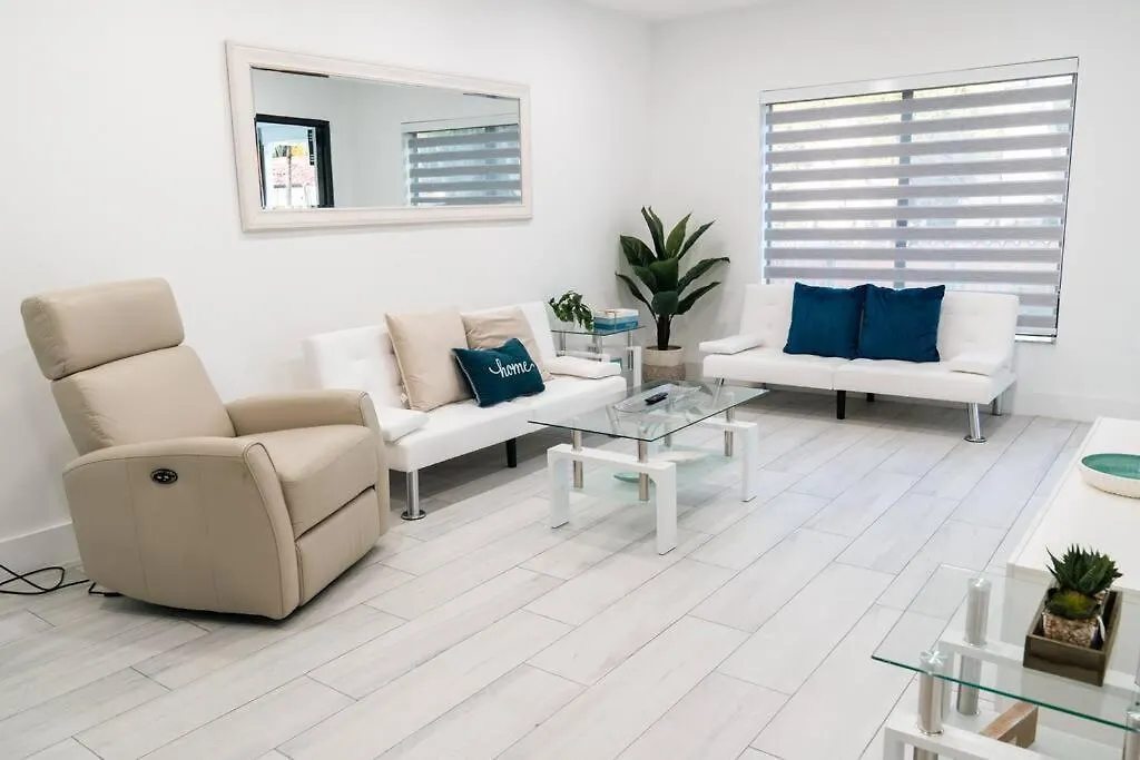 Luxury Retreat 3b ,2ba Pool , Coral Gables Center בית נופש מיאמי
