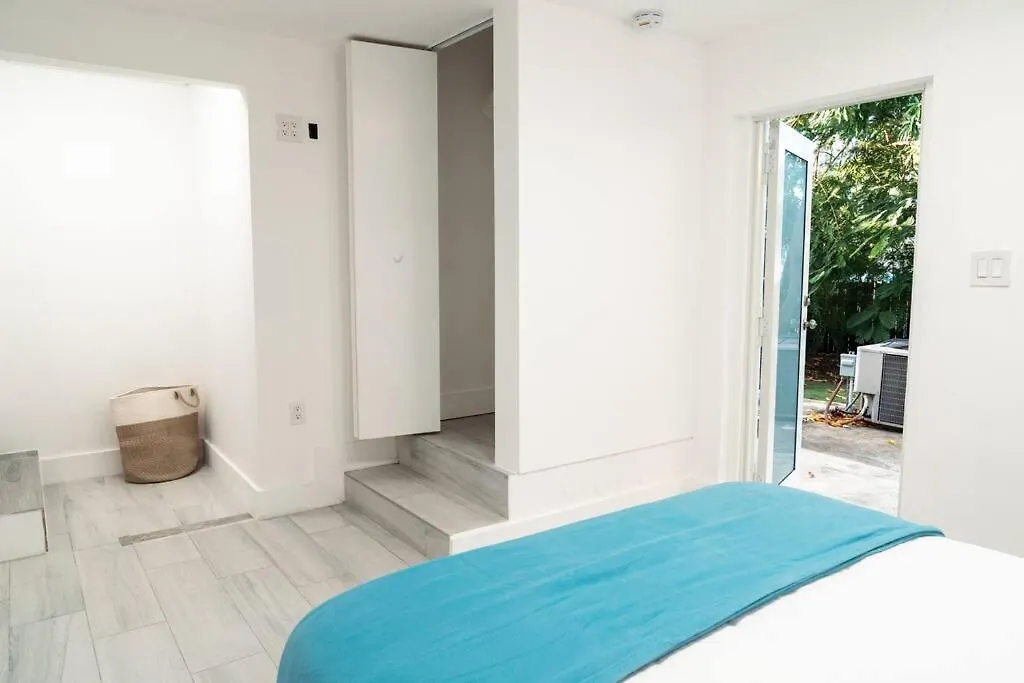 בית נופש Luxury Retreat 3b ,2ba Pool , Coral Gables Center מיאמי