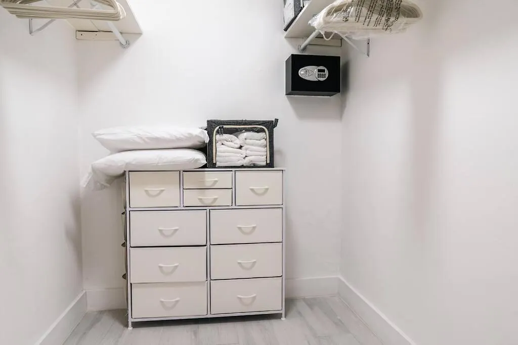Luxury Retreat 3b ,2ba Pool , Coral Gables Center מיאמי