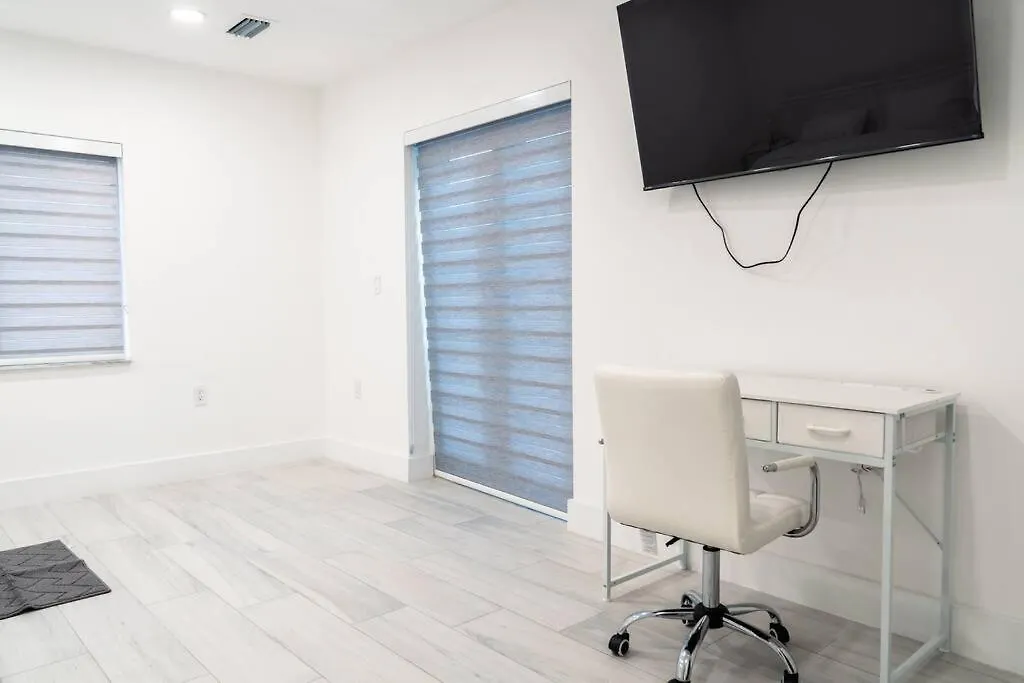Luxury Retreat 3b ,2ba Pool , Coral Gables Center *