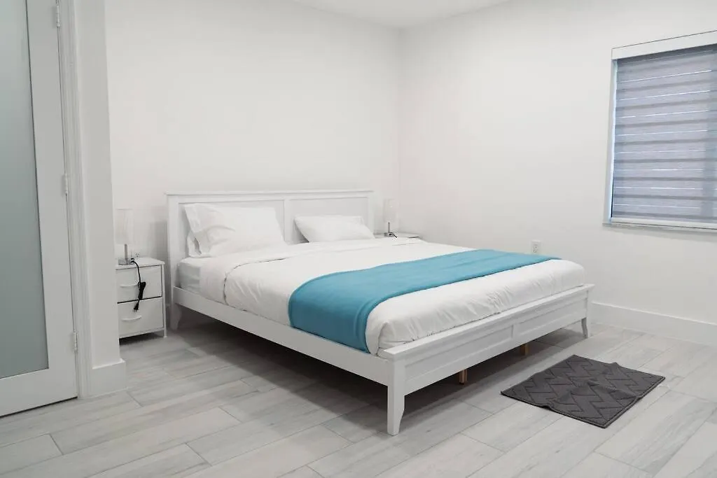 Luxury Retreat 3b ,2ba Pool , Coral Gables Center בית נופש מיאמי