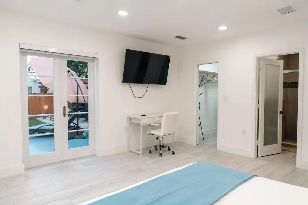 Luxury Retreat 3b ,2ba Pool , Coral Gables Center בית נופש *