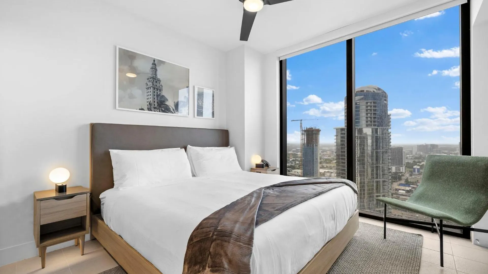 Appartement On 46th Floor! Amazing Views And Free Parking *