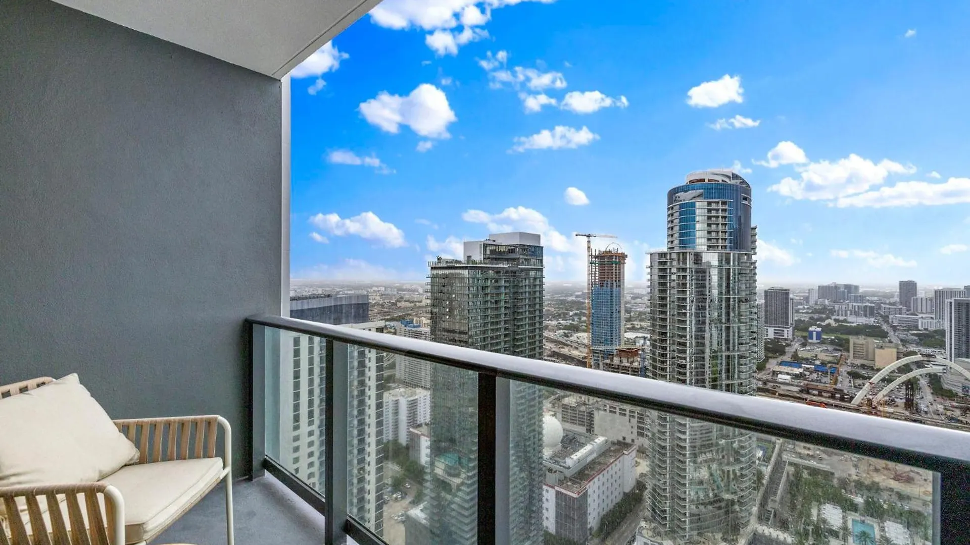 On 46th Floor! Amazing Views And Free Parking