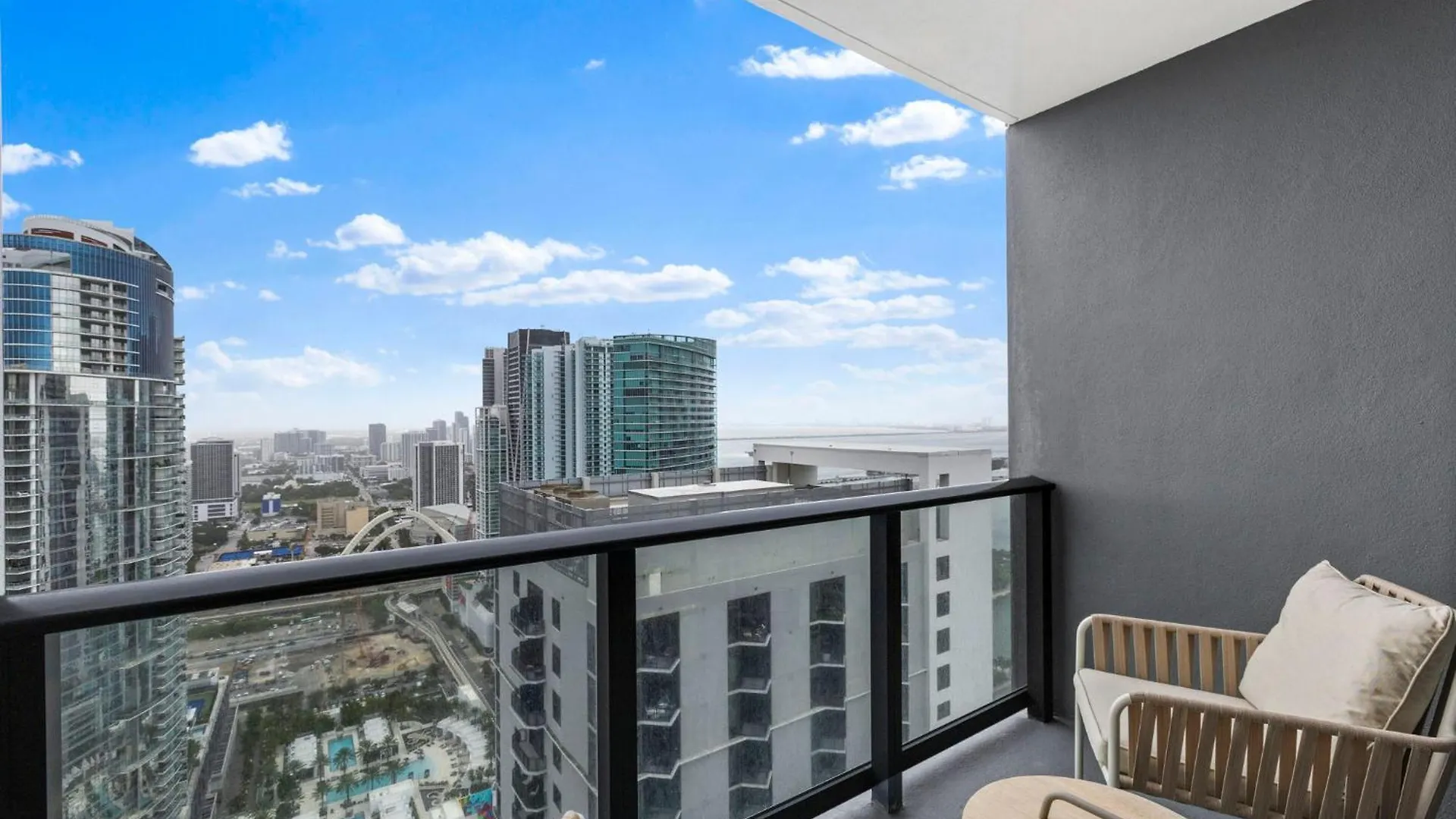 On 46th Floor! Amazing Views And Free Parking *