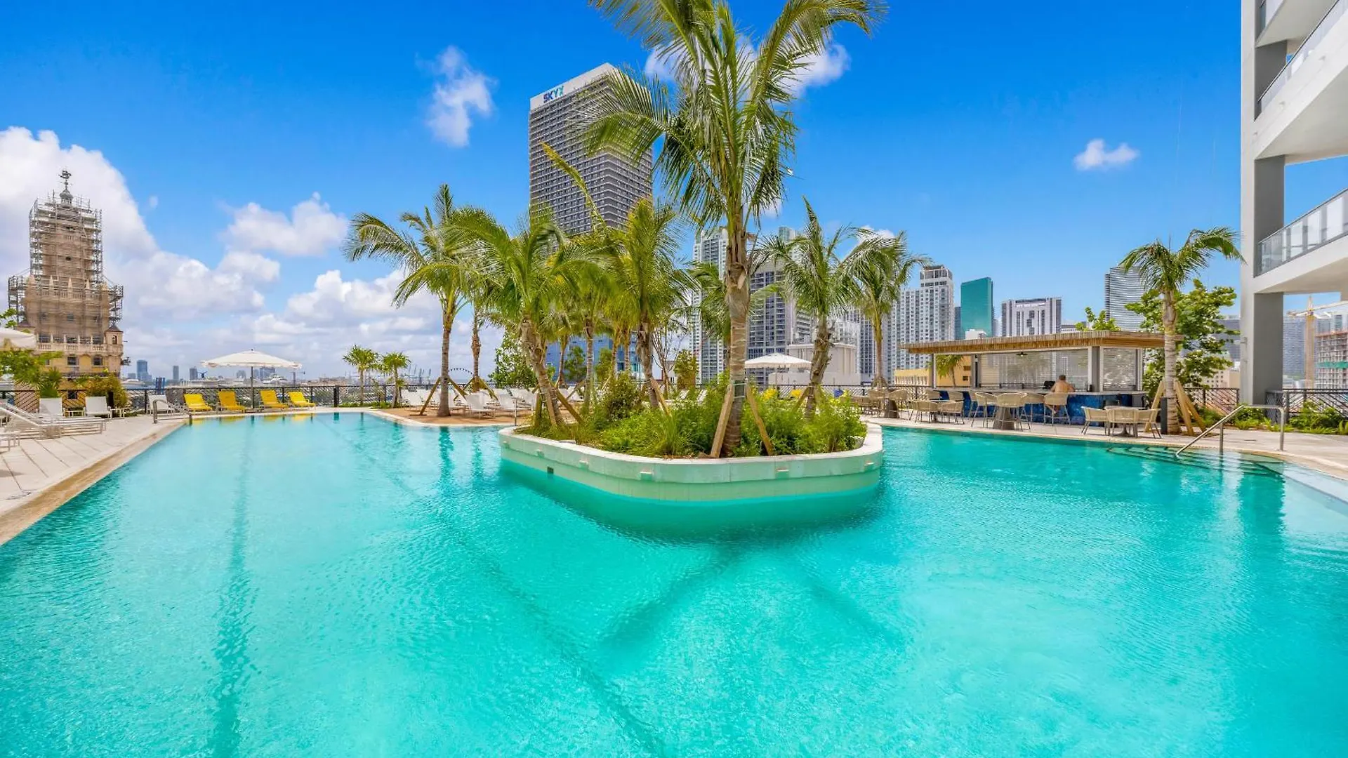 Chic Downtown 1br With Stunning Skyline Views