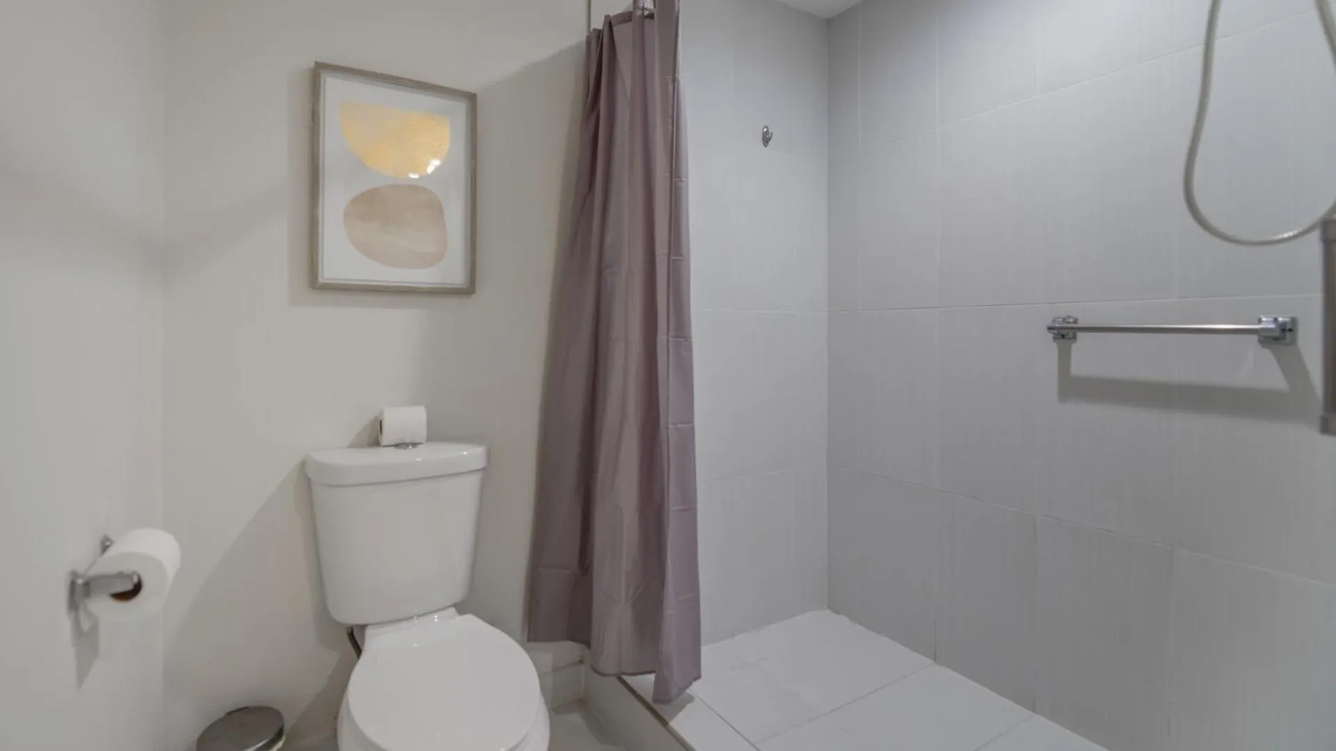 Modern Midtown Pool Access & Free Parking Lejlighed