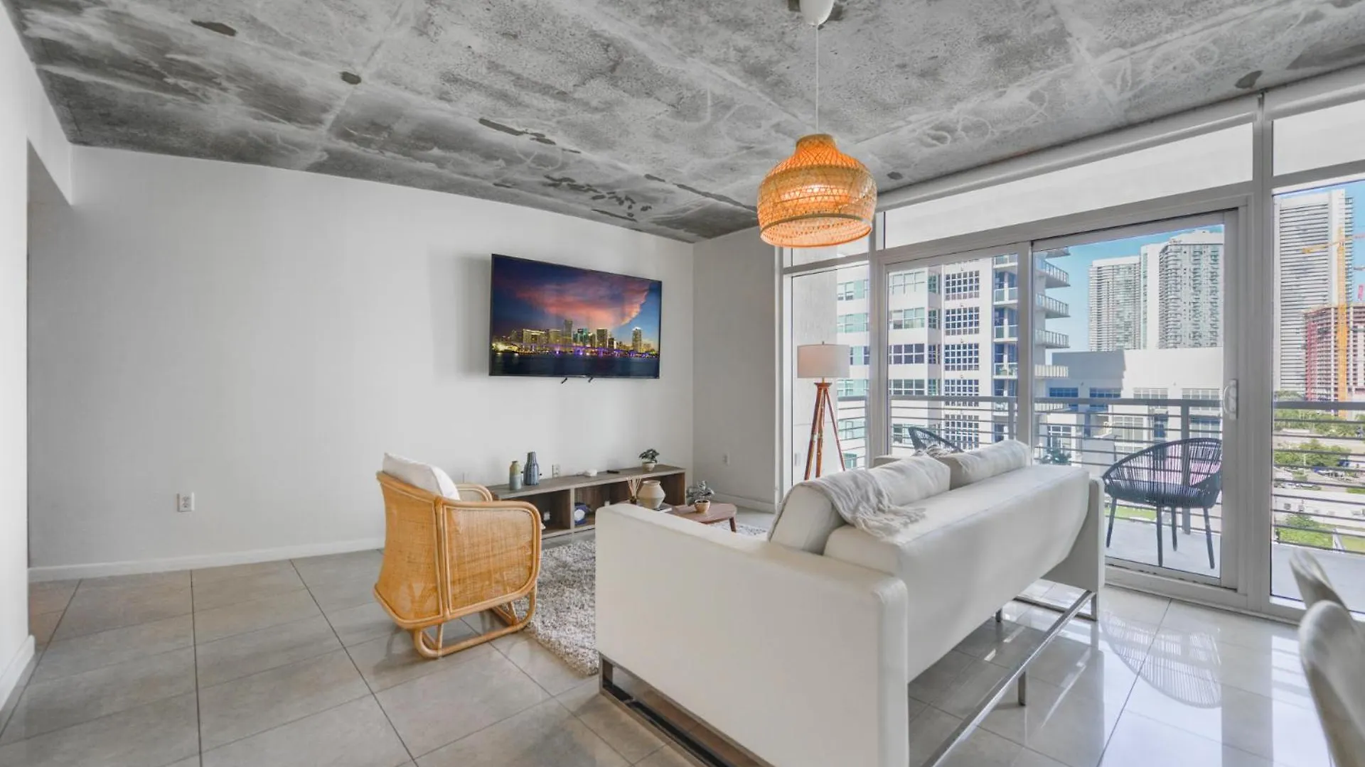 Modern Midtown Pool Access & Free Parking Lejlighed