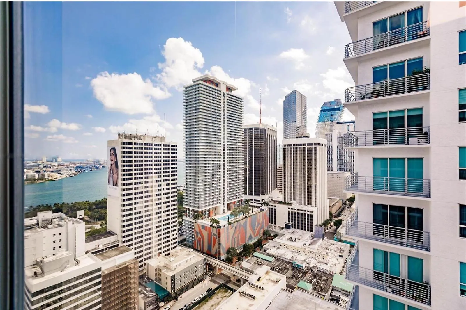 Apartment Exclusive W Beautiful Views And Full Amenities! *