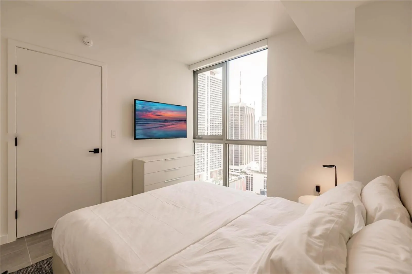 Apartment Exclusive W Beautiful Views And Full Amenities! *