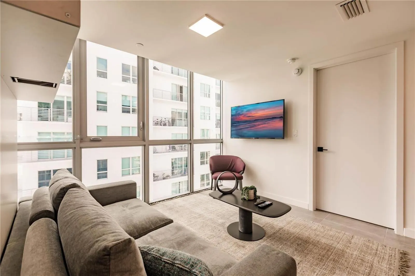 Apartment Exclusive W Beautiful Views And Full Amenities! *