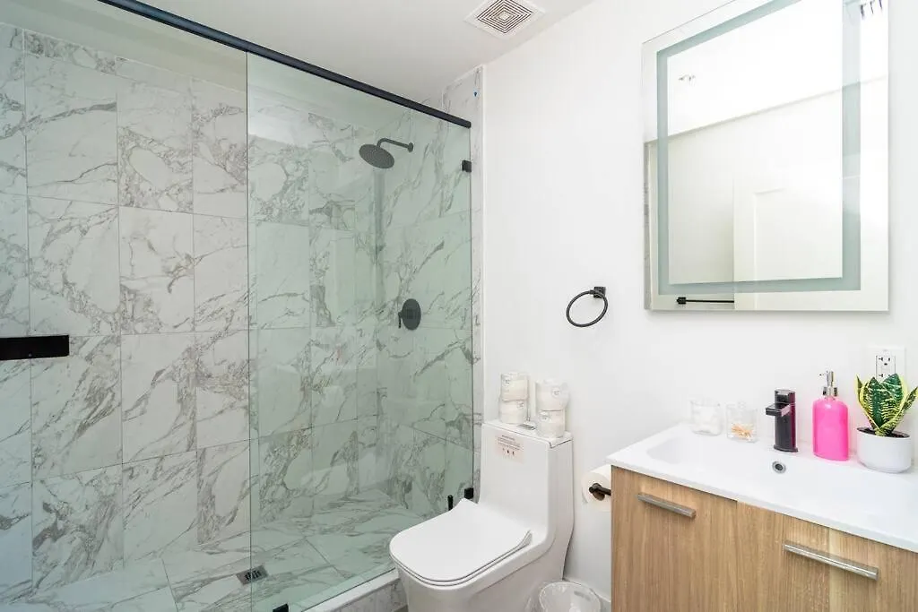 Well Located 1br With King Bed, Laundry And Parking Option Near Brickell And Marlins Park Miami