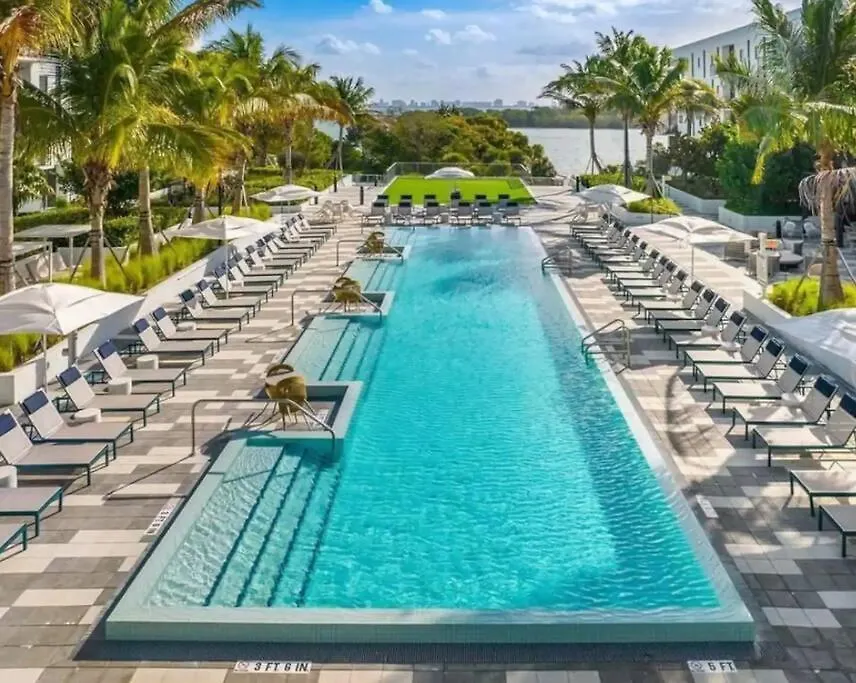 Modern - Pool Access In Prime Area *