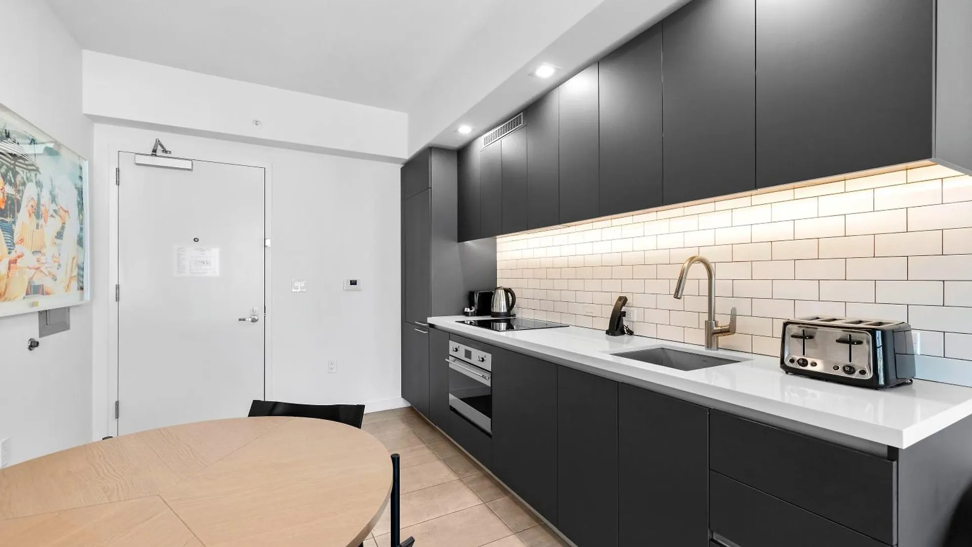 Luxury One-bedroom W Amenities! Apartment