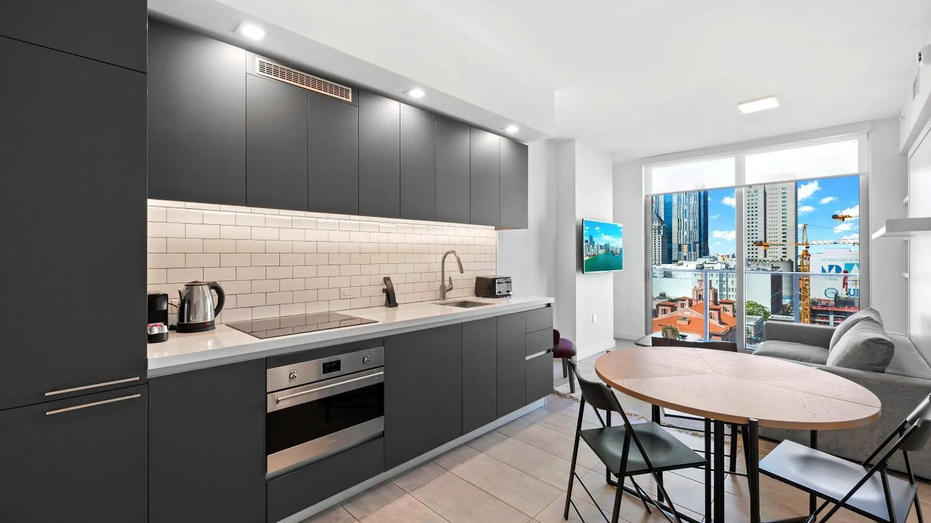 Luxury One-bedroom W Amenities! *