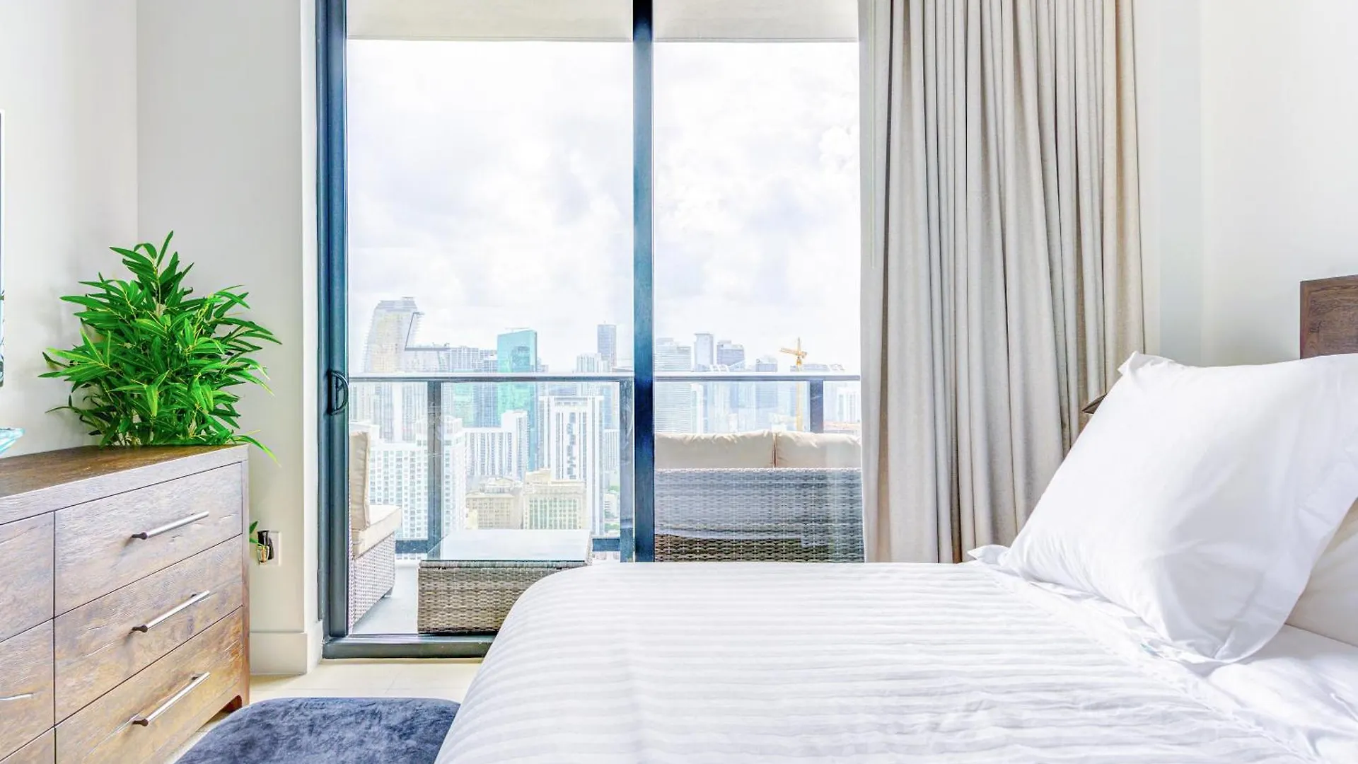 Magic Penthouse Balcony Ocean View, Pool Resort, Spa, Heart Of * Miami
