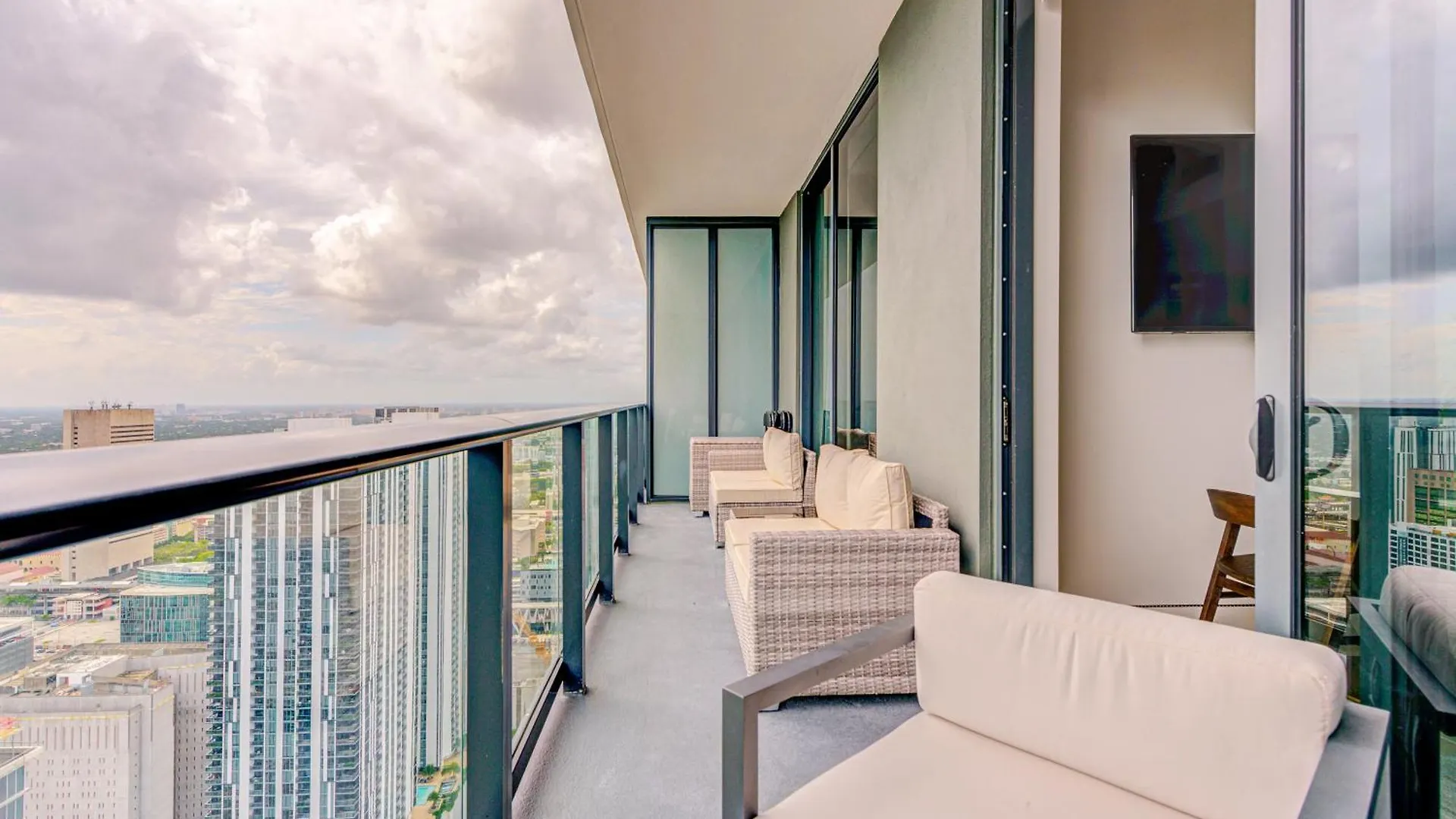 Magic Penthouse Balcony Ocean View, Pool Resort, Spa, Heart Of * Miami