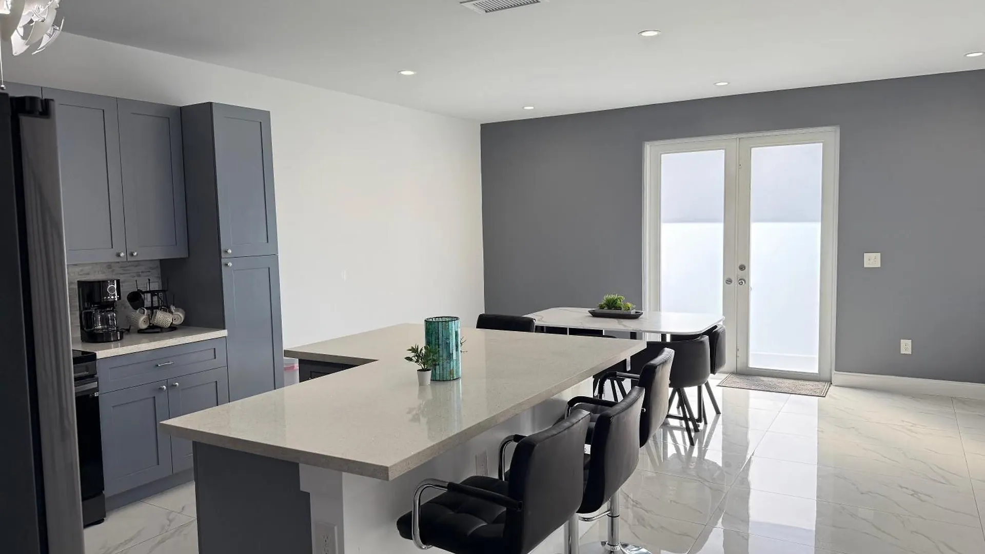 Modern Retreat, Hot Tub And Gazebo Oasis 别墅