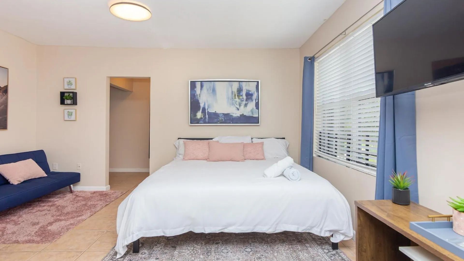 King Bed Free Parking & Wi-fi Near Wynwood! *