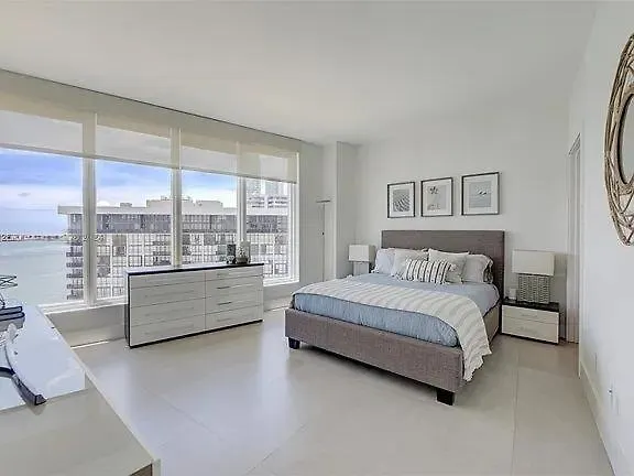 Spacious Corner With Stunning Bay Views Διαμέρισμα