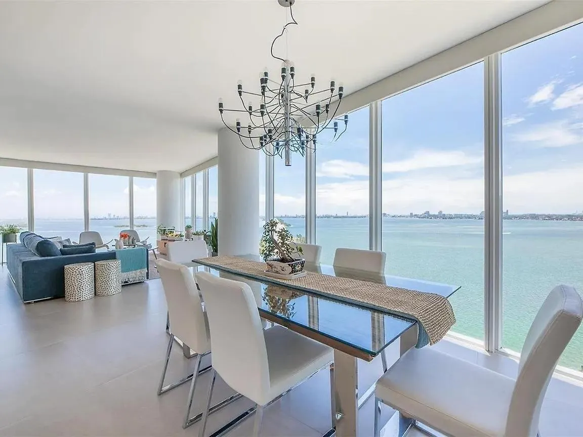 Spacious Corner With Stunning Bay Views Διαμέρισμα *