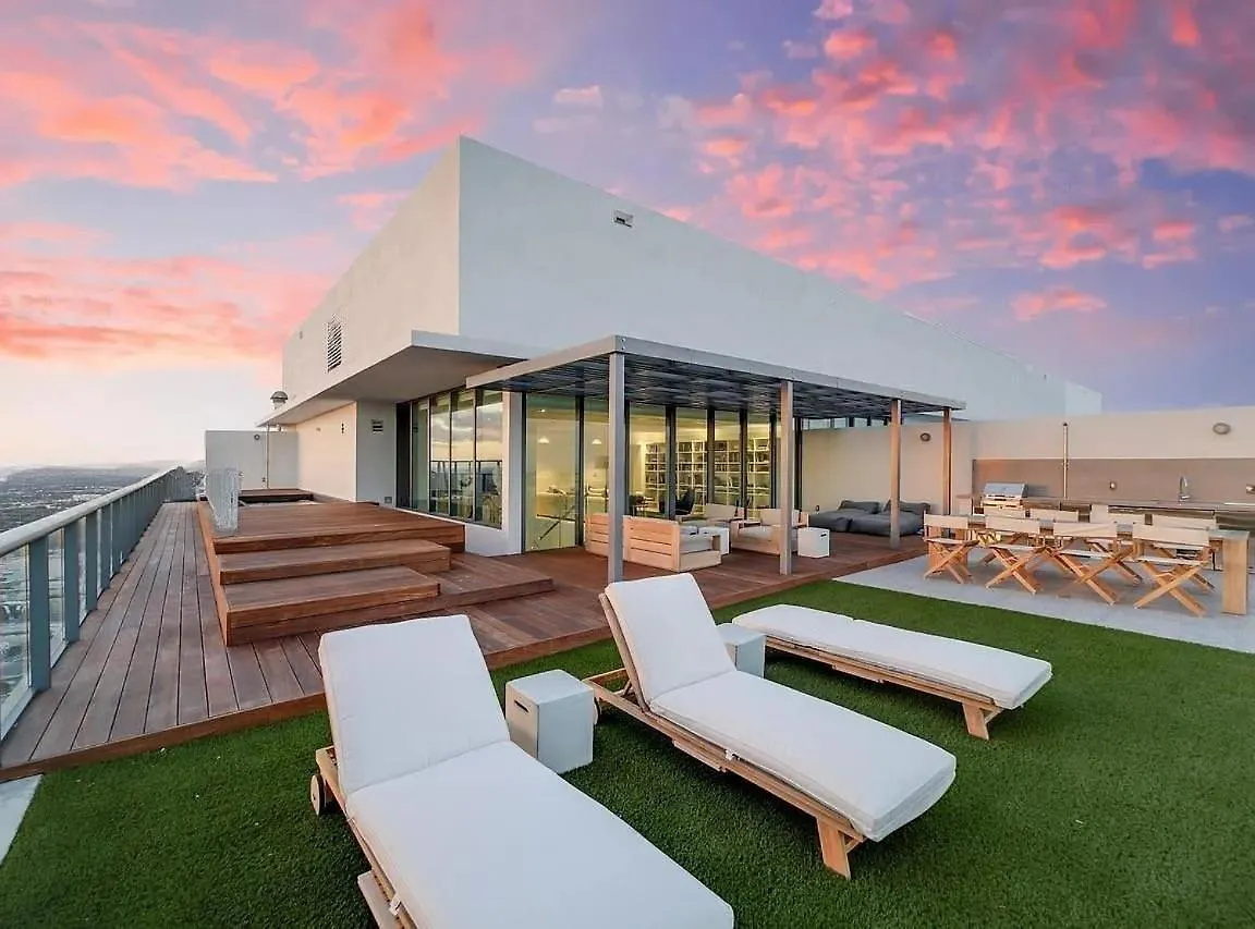 Stunning Upper Penthouse With Private Rooftop Pool Apartman *