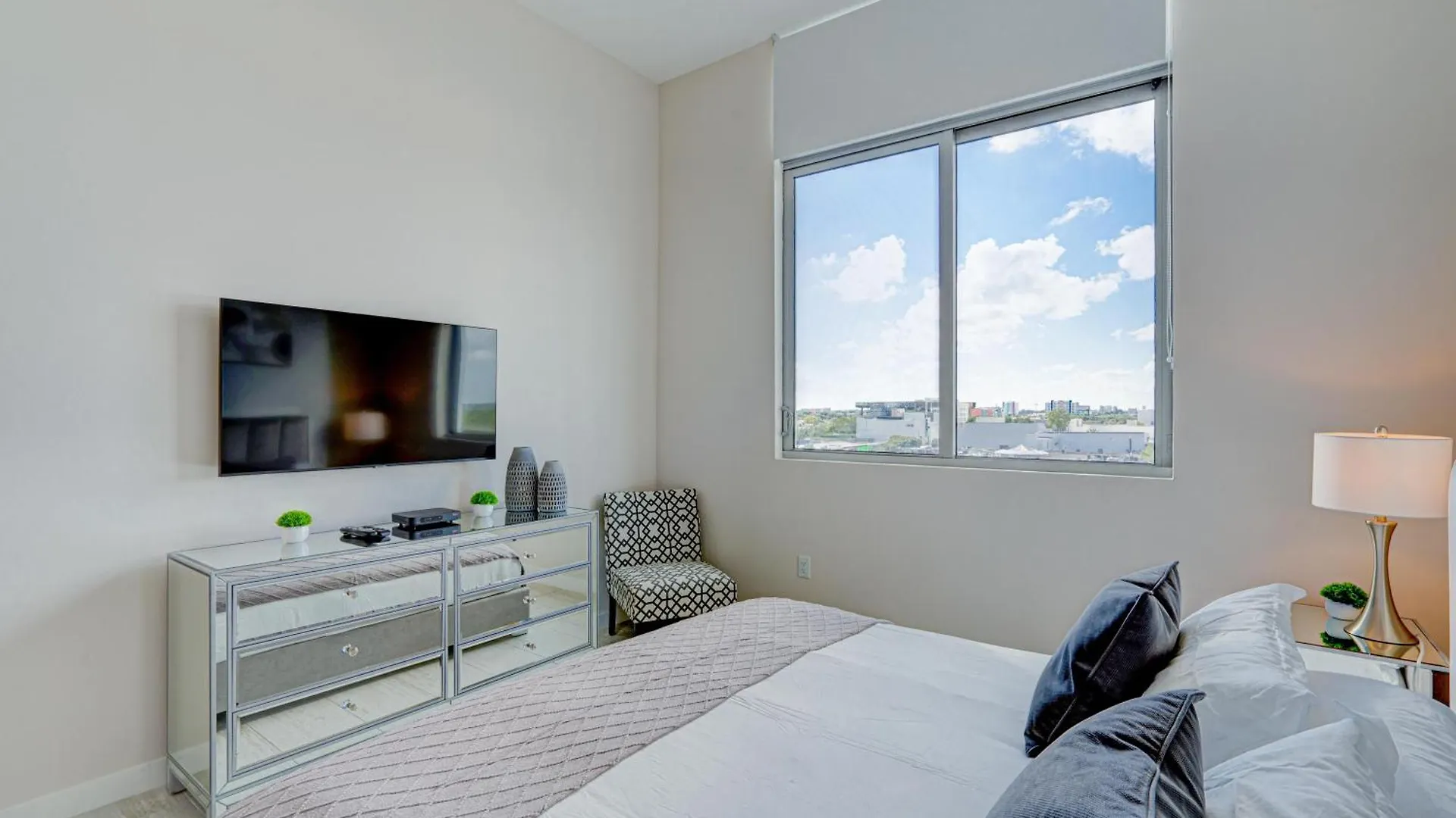 3900-602lg Design District, 2 Bedrooms & 2 Bathrooms Apartment *
