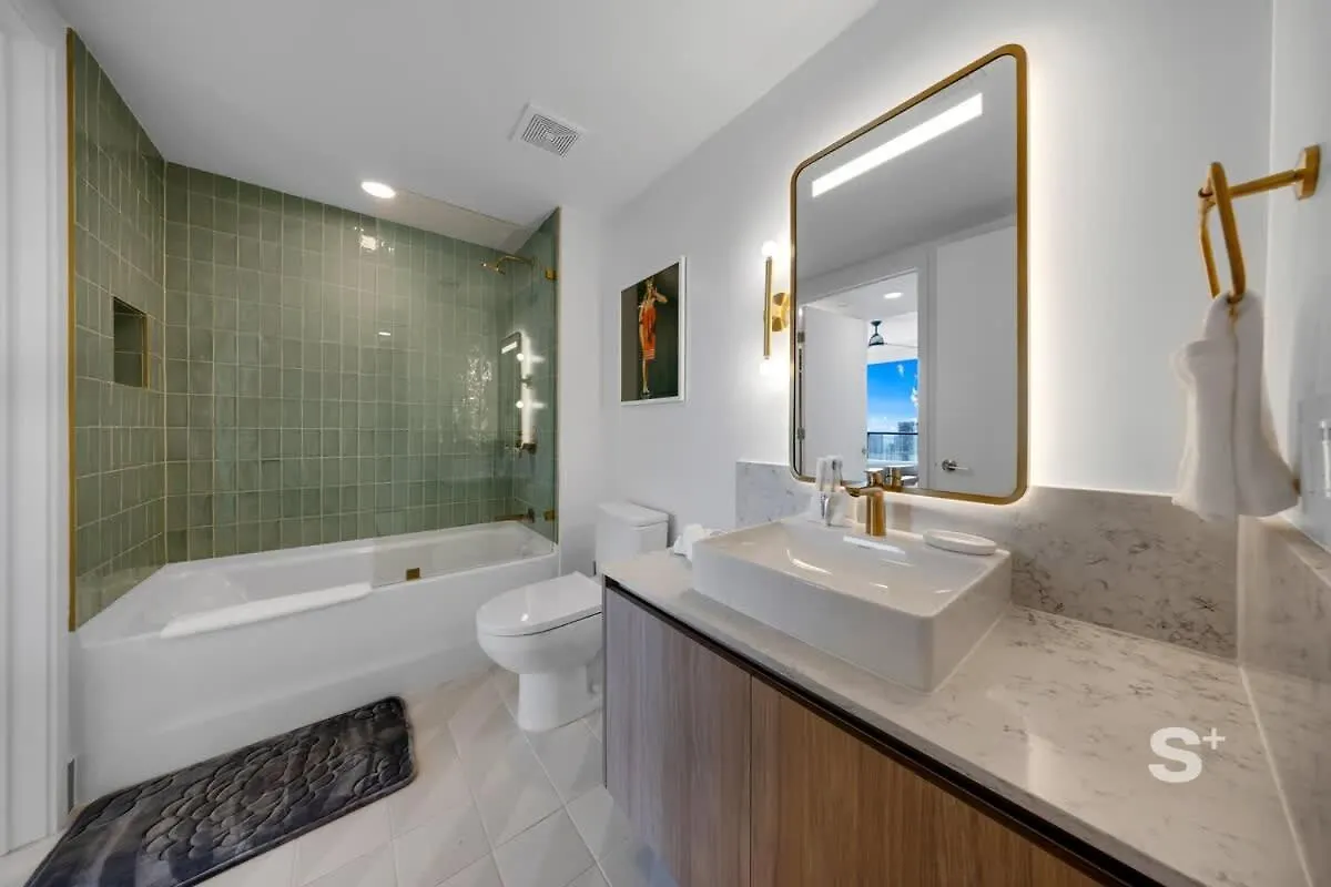 Luxe 1-br With Stunning Downtown Views *