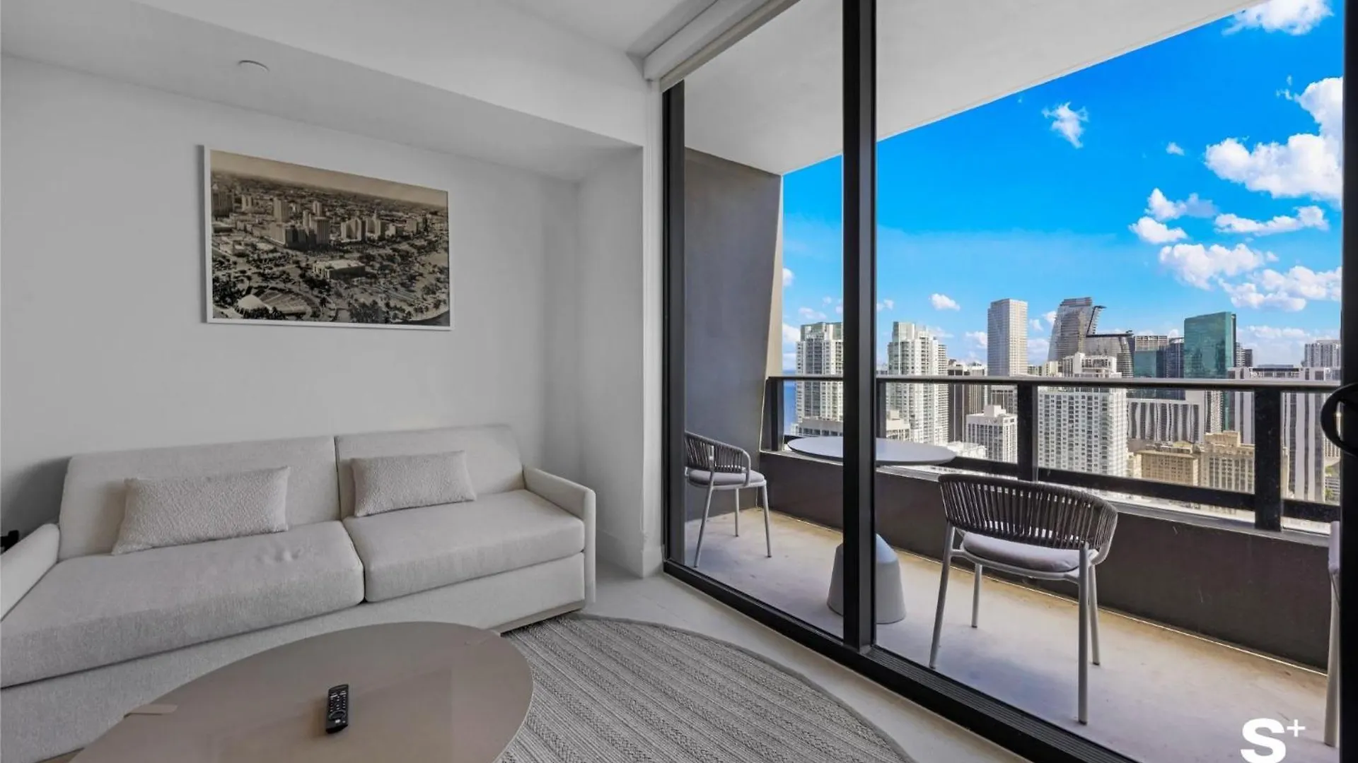 דירה Downtown Haven Sleek 1-br With Skyline Vistas