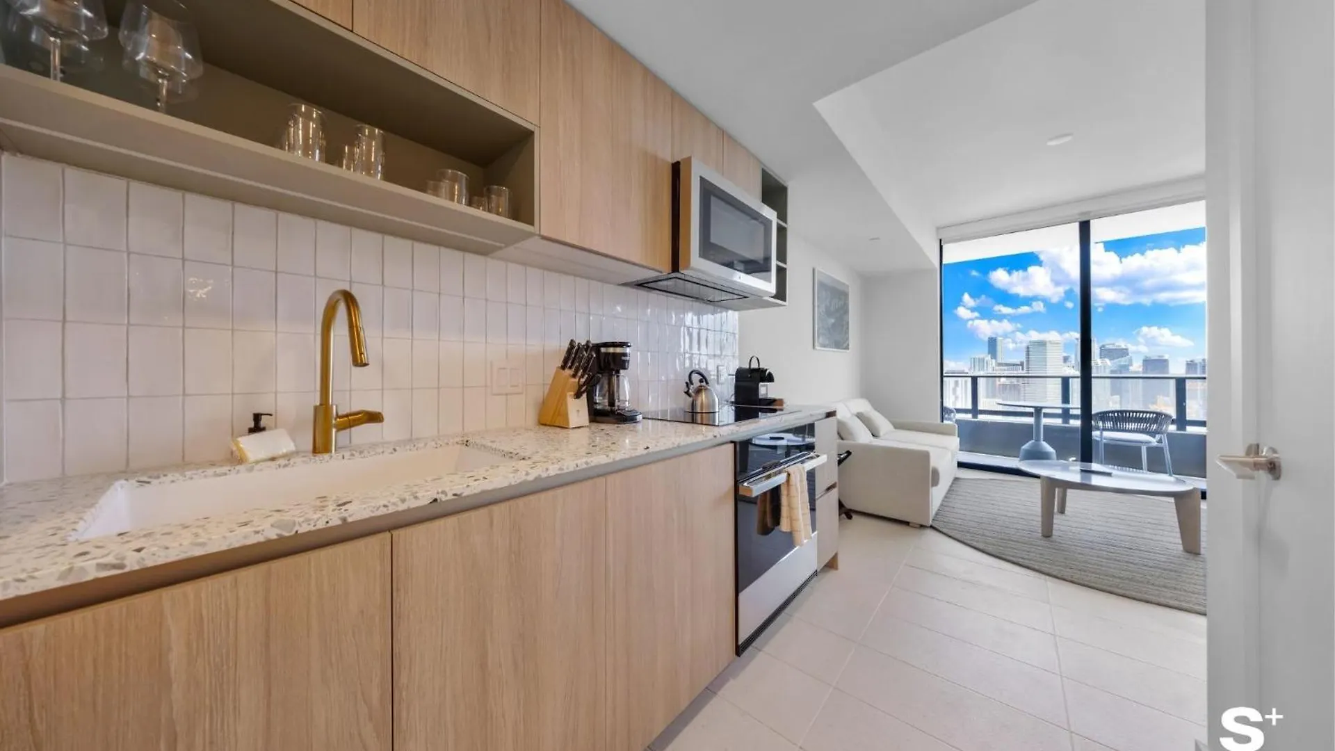 Downtown Haven Sleek 1-br With Skyline Vistas