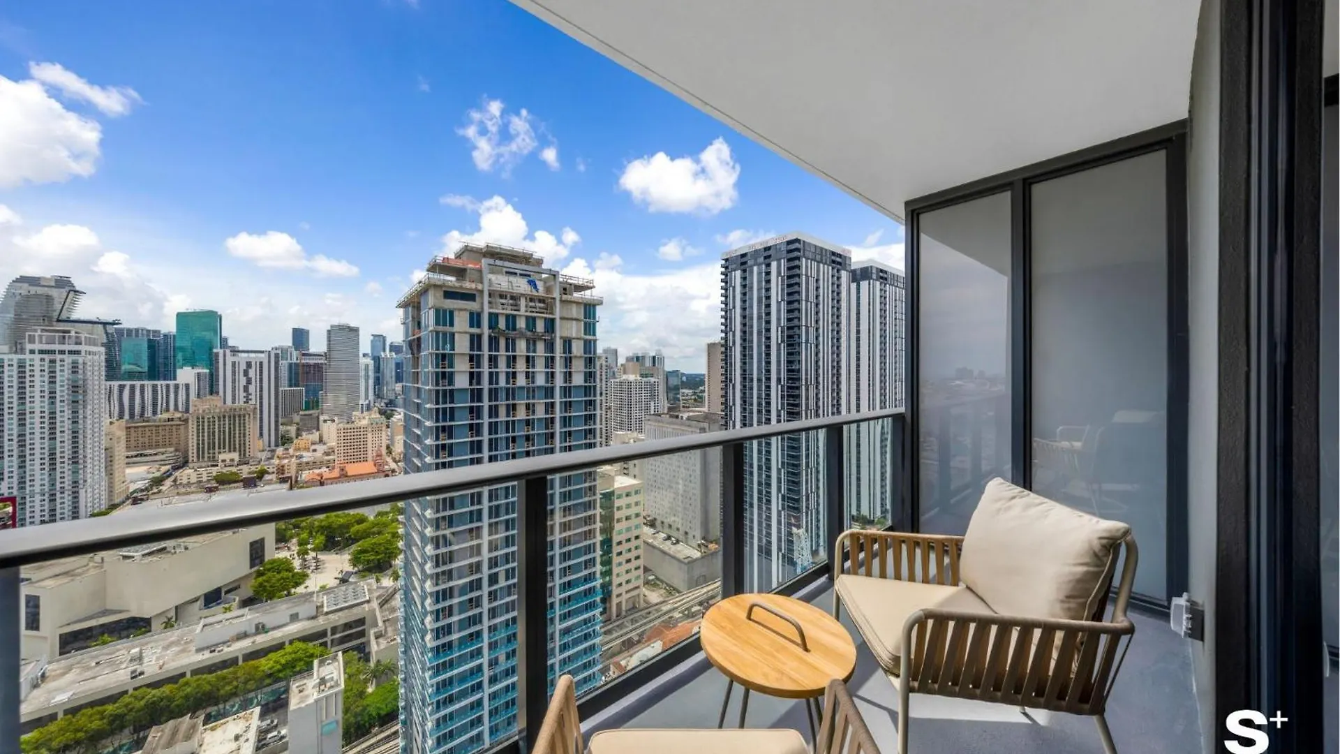 Apartment Skyline Chic Downtown Getaway *