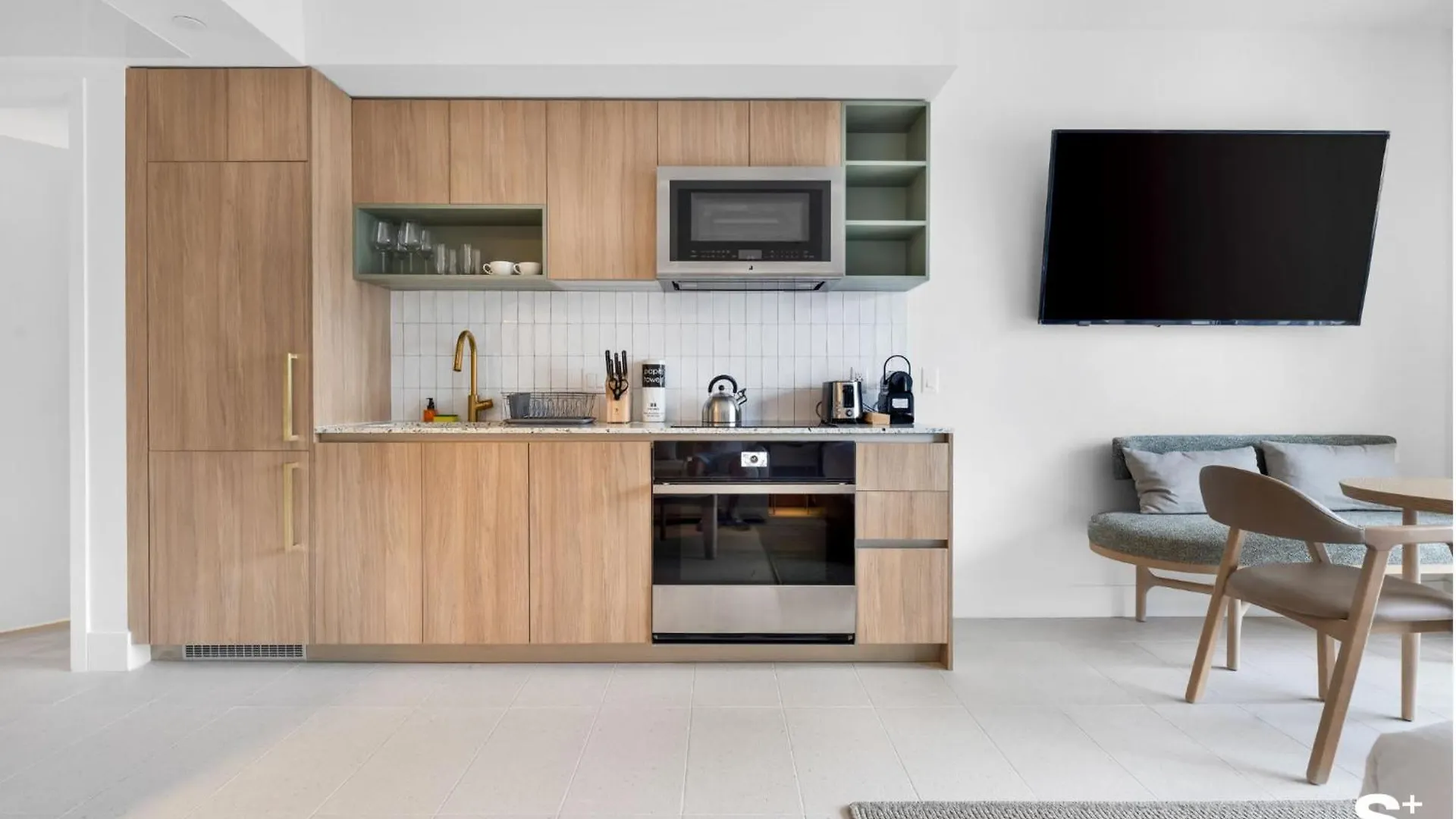 Skyline Chic Downtown Getaway *