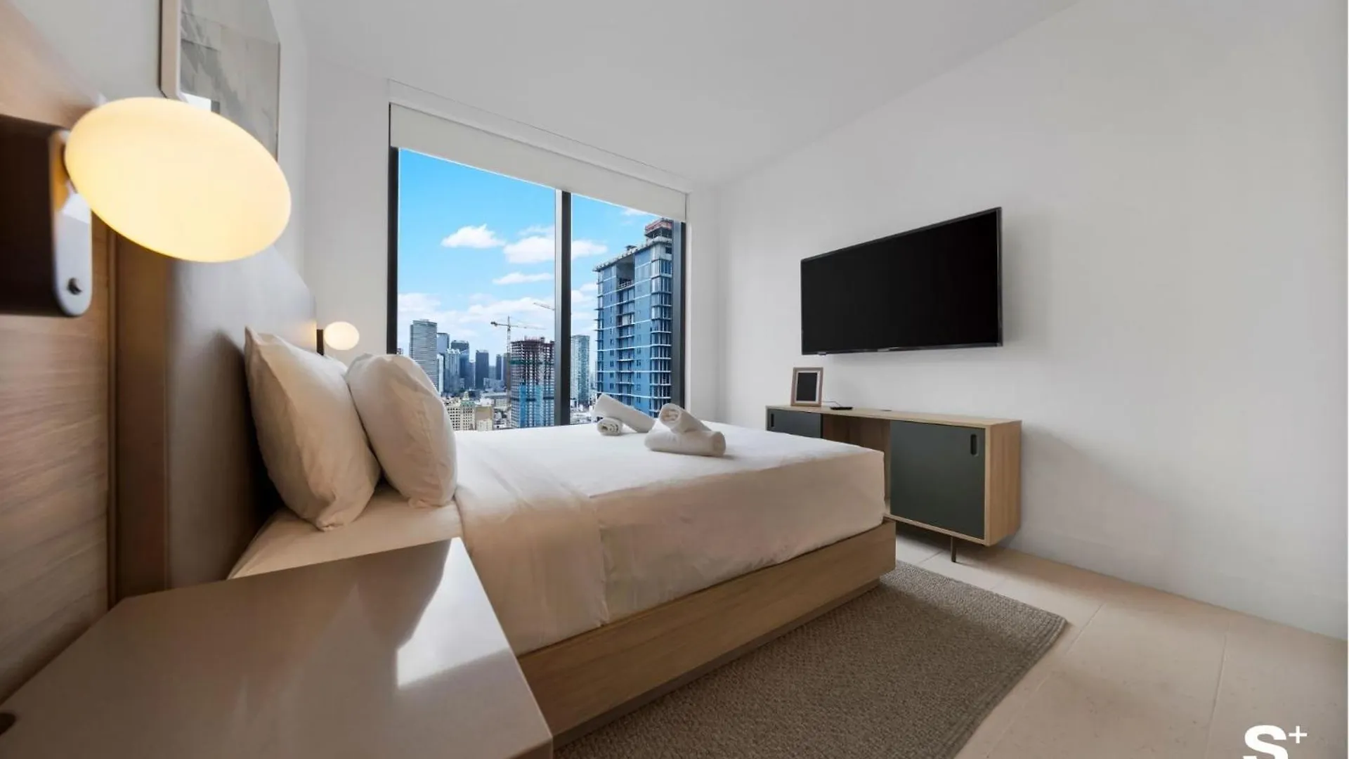 Upscale 3br Escape With Downtown & Water Views Miami