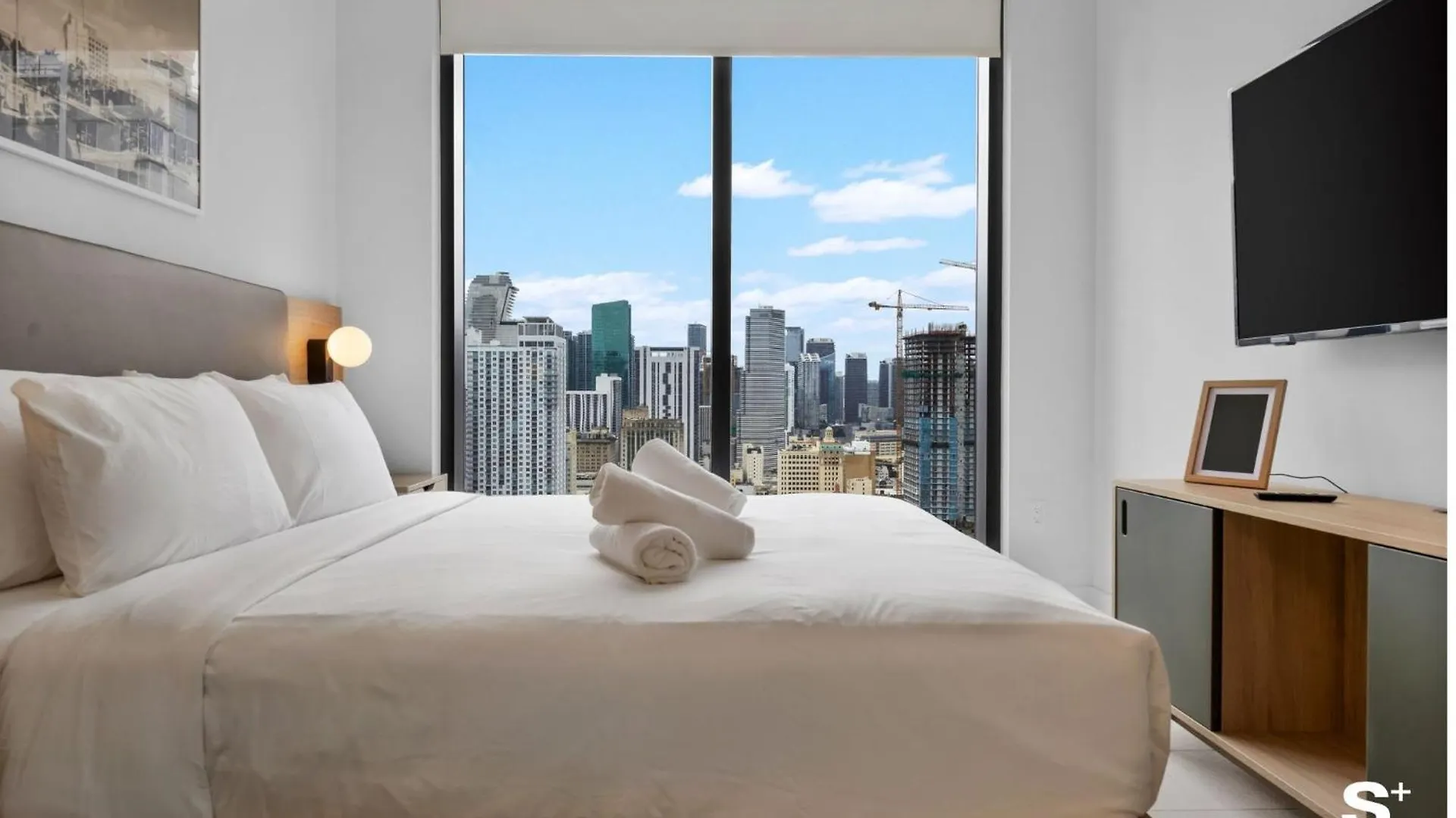 Upscale 3br Escape With Downtown & Water Views