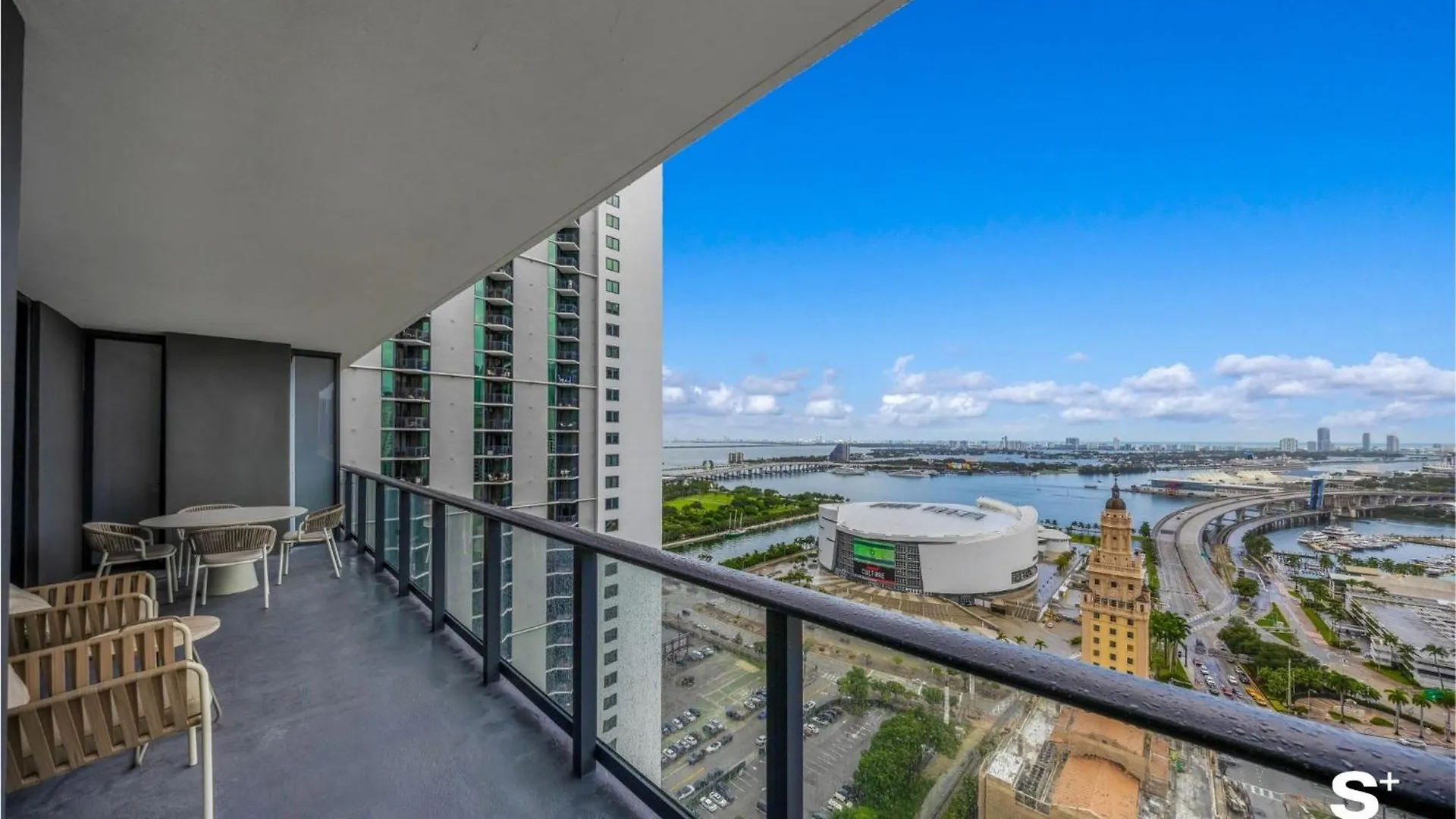 Upscale 3br Escape With Downtown & Water Views Appartement