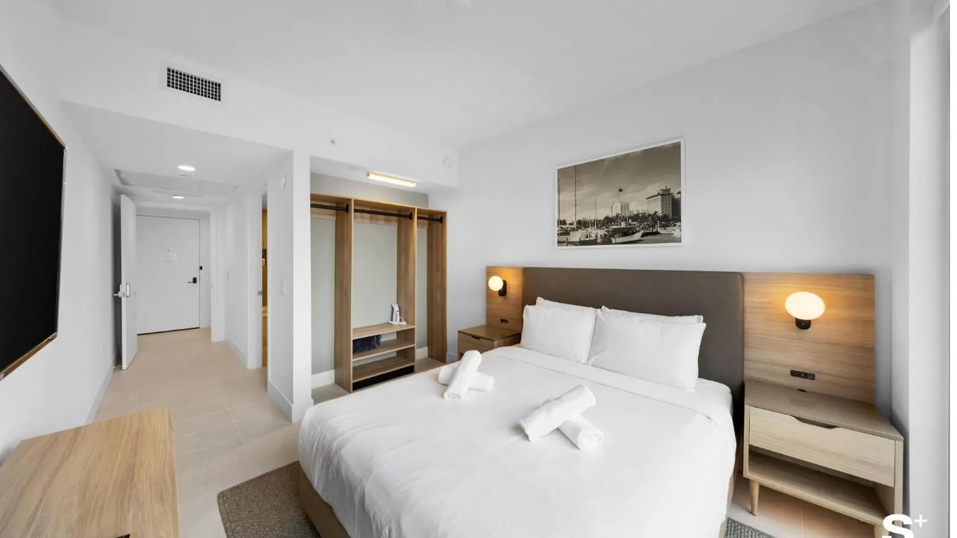 Upscale 3br Escape With Downtown & Water Views Appartement *