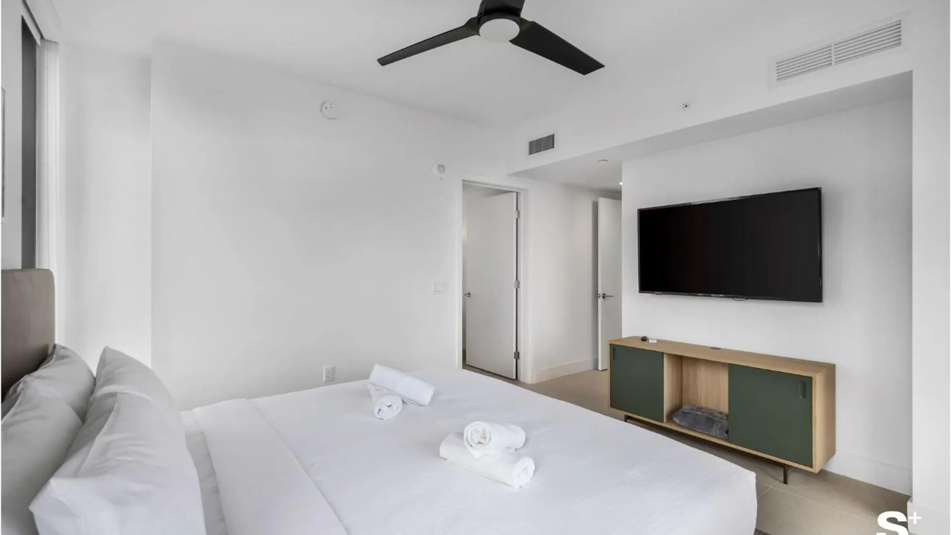 Upscale 3br Escape With Downtown & Water Views