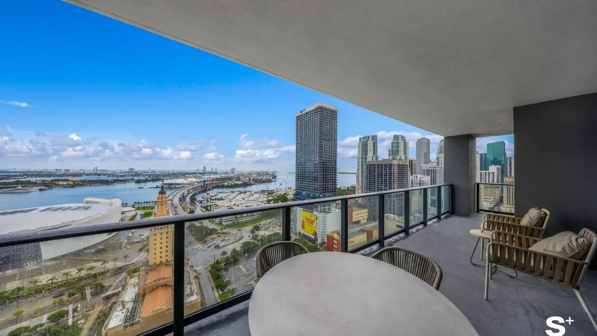 Upscale 3br Escape With Downtown & Water Views Miami