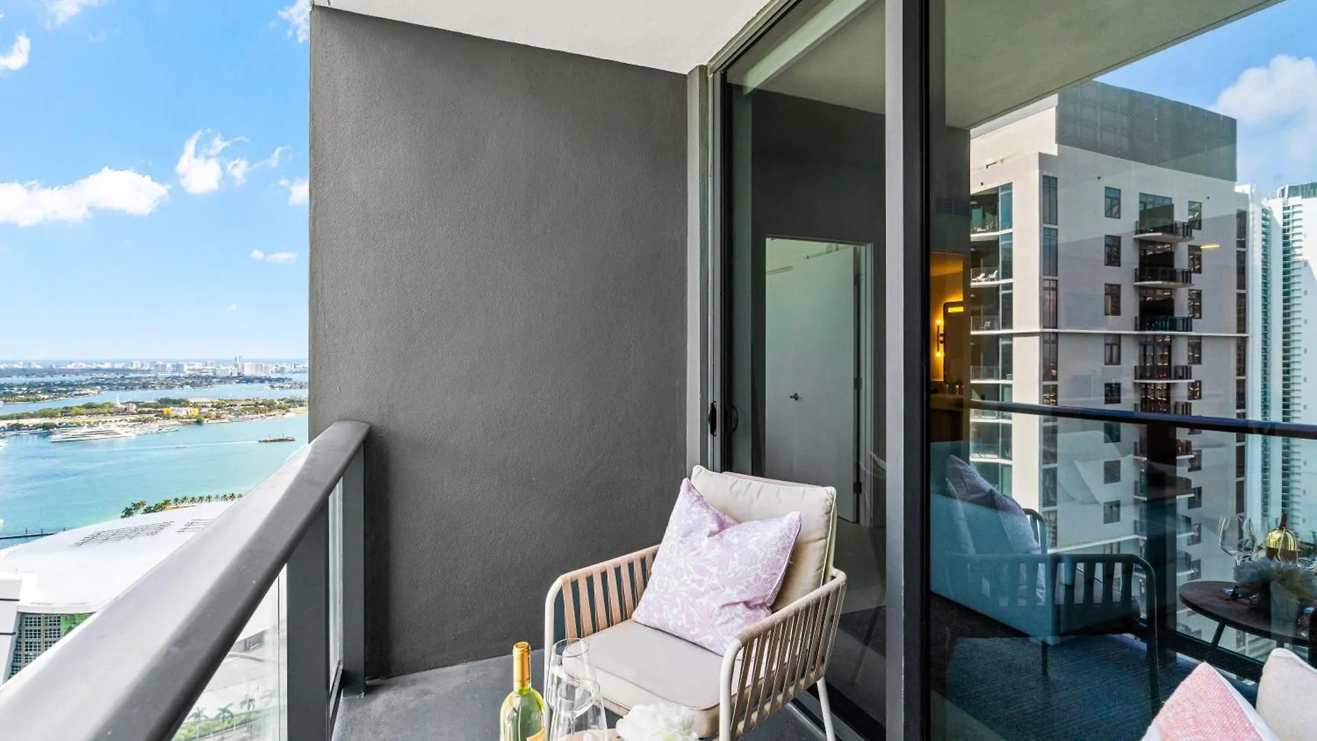 37th Floor - 1bdrm Unt Amazing View At Downtown *