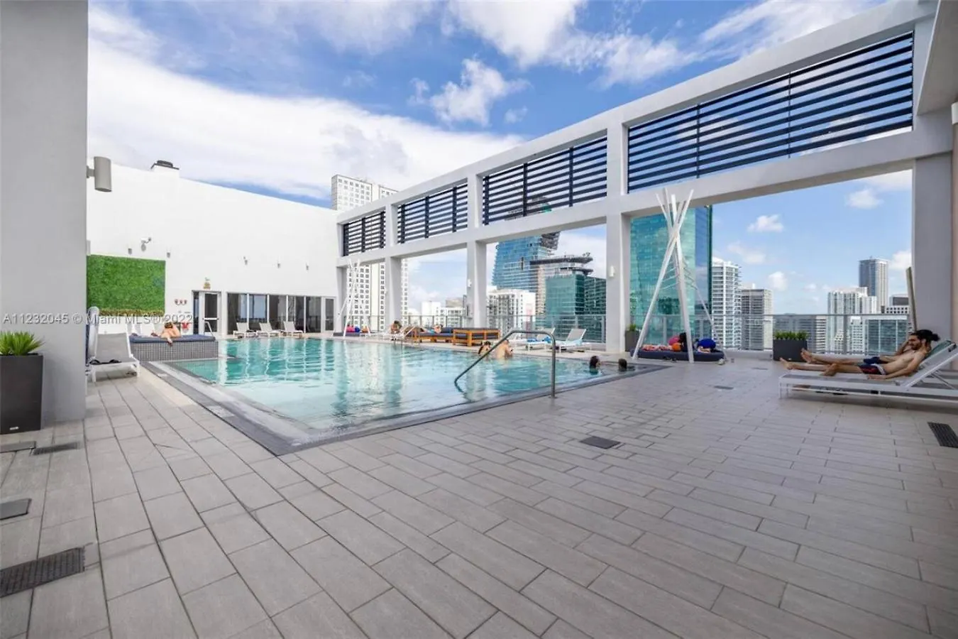 Luxury Penthouse Loft Rooftop Pool Free Parking Apartment