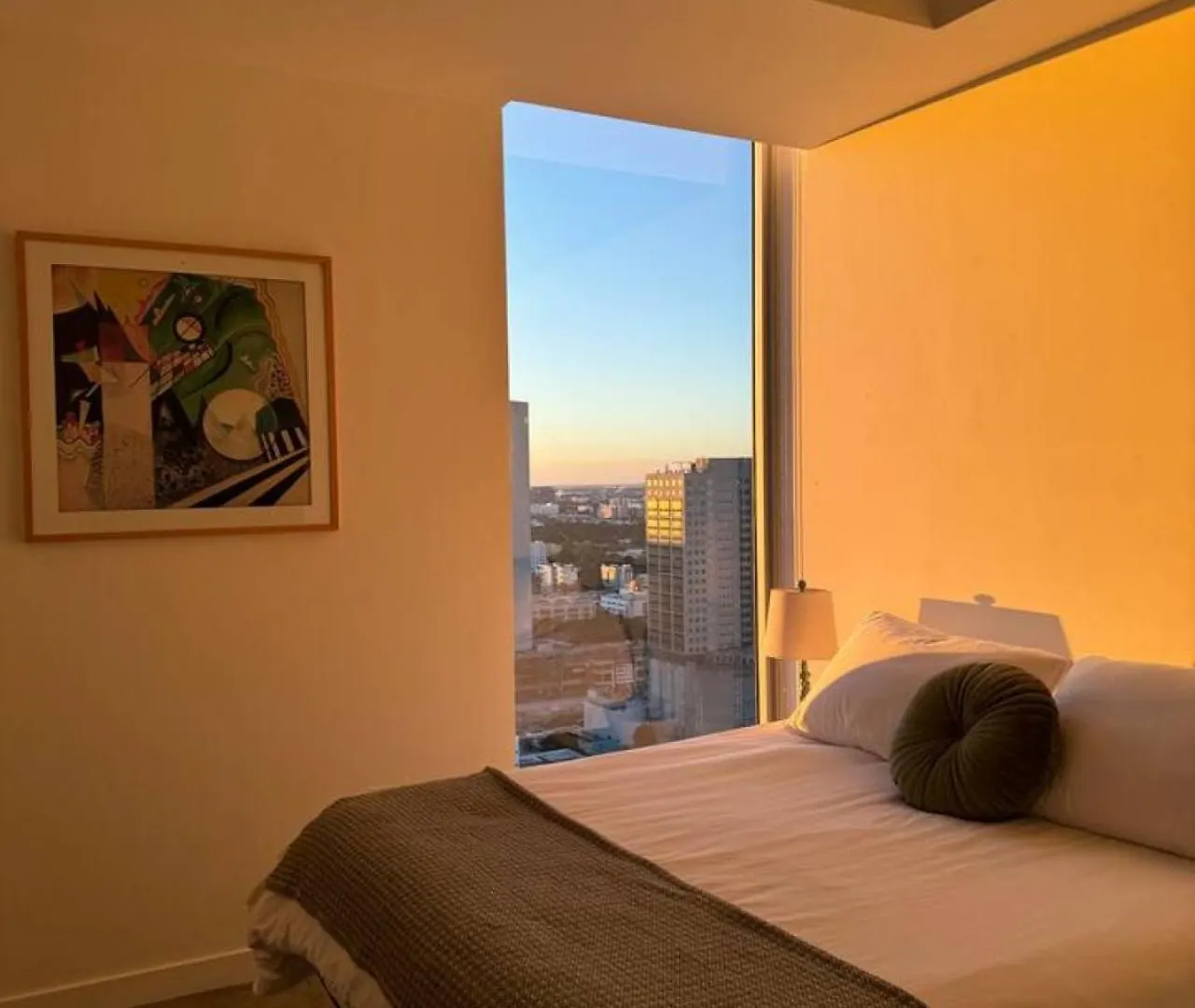 Luxury Penthouse Loft Rooftop Pool Free Parking Apartment *