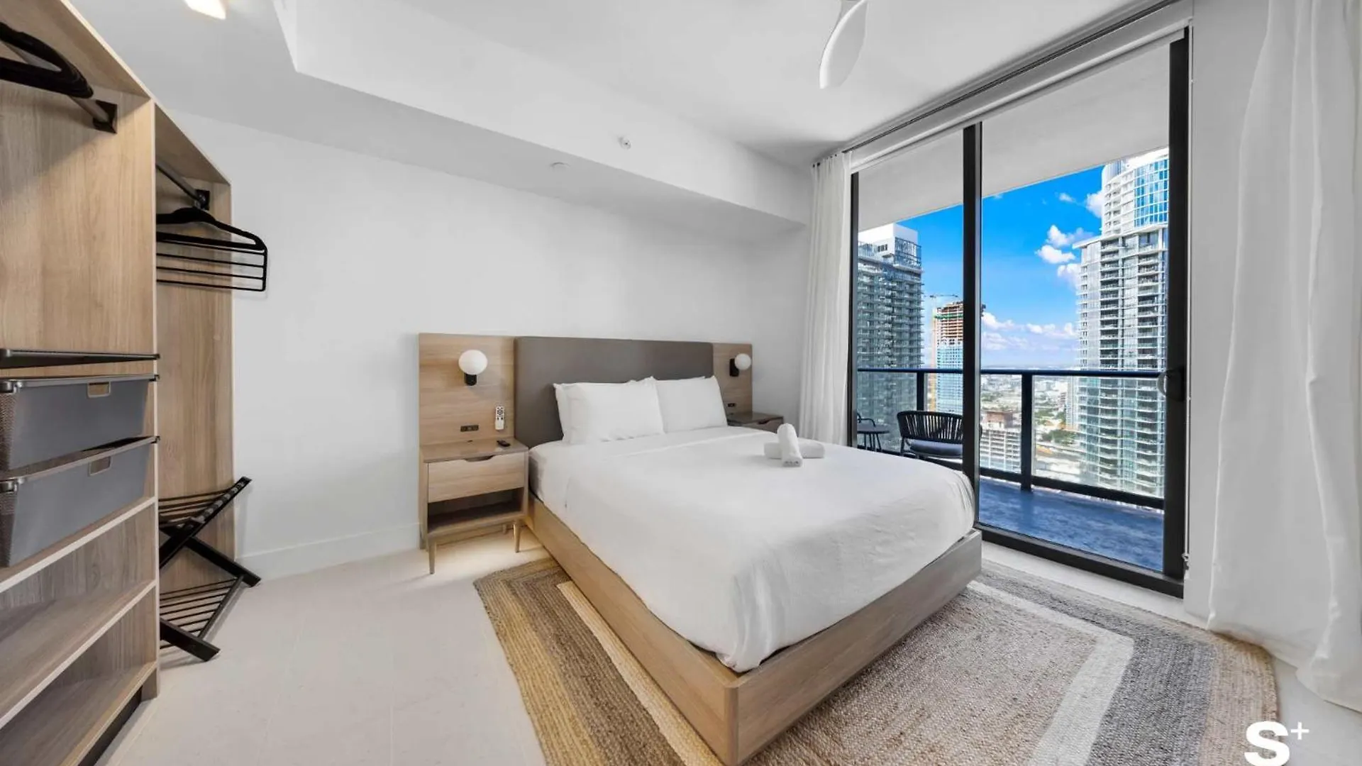 Modern Dtw Escape With Water Views *