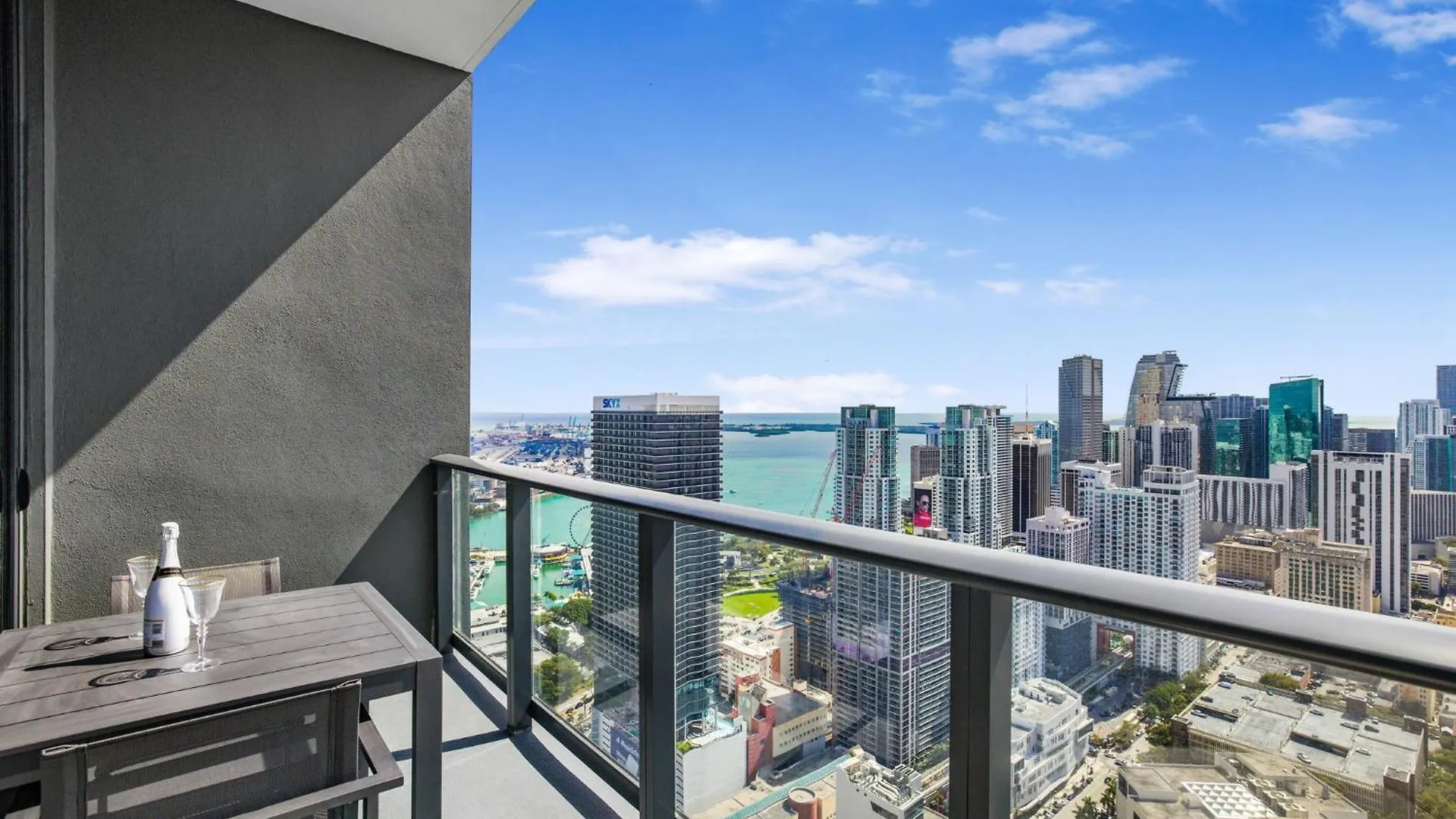 Exclusive With Views In Downtown 아파트 *