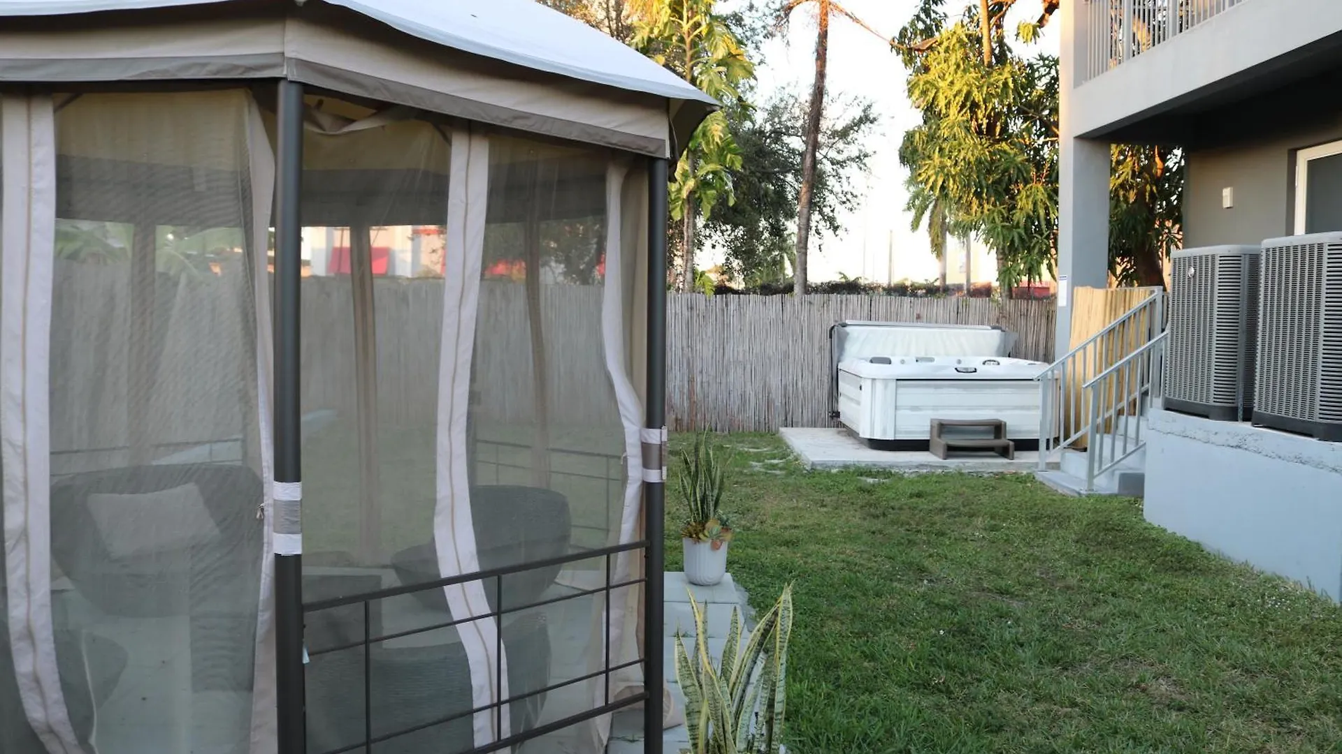 Modern Retreat, Hot Tub And Gazebo Oasis 别墅